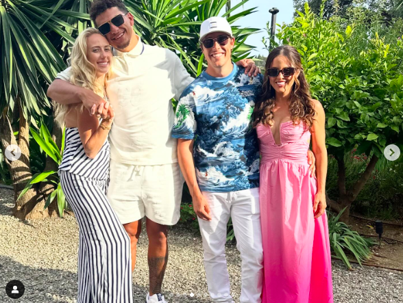 Brittany y Patrick Mahomes con Summitt y Miranda Hogue posando para una foto, publicada el 16 de julio de 2024 | Fuente: Instagram/summitthogue