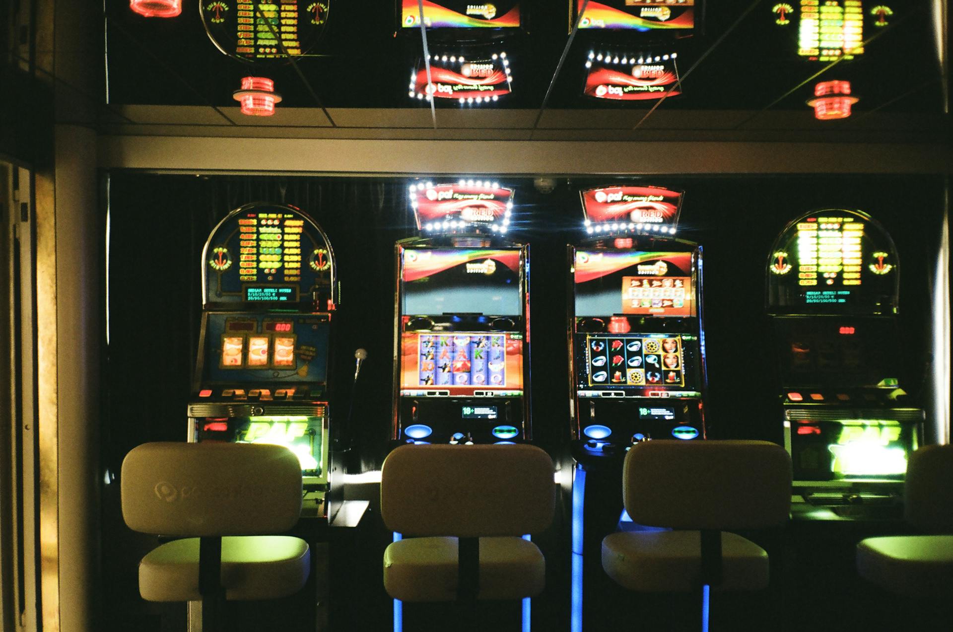 Máquinas tragaperras en un casino | Fuente: Pexels