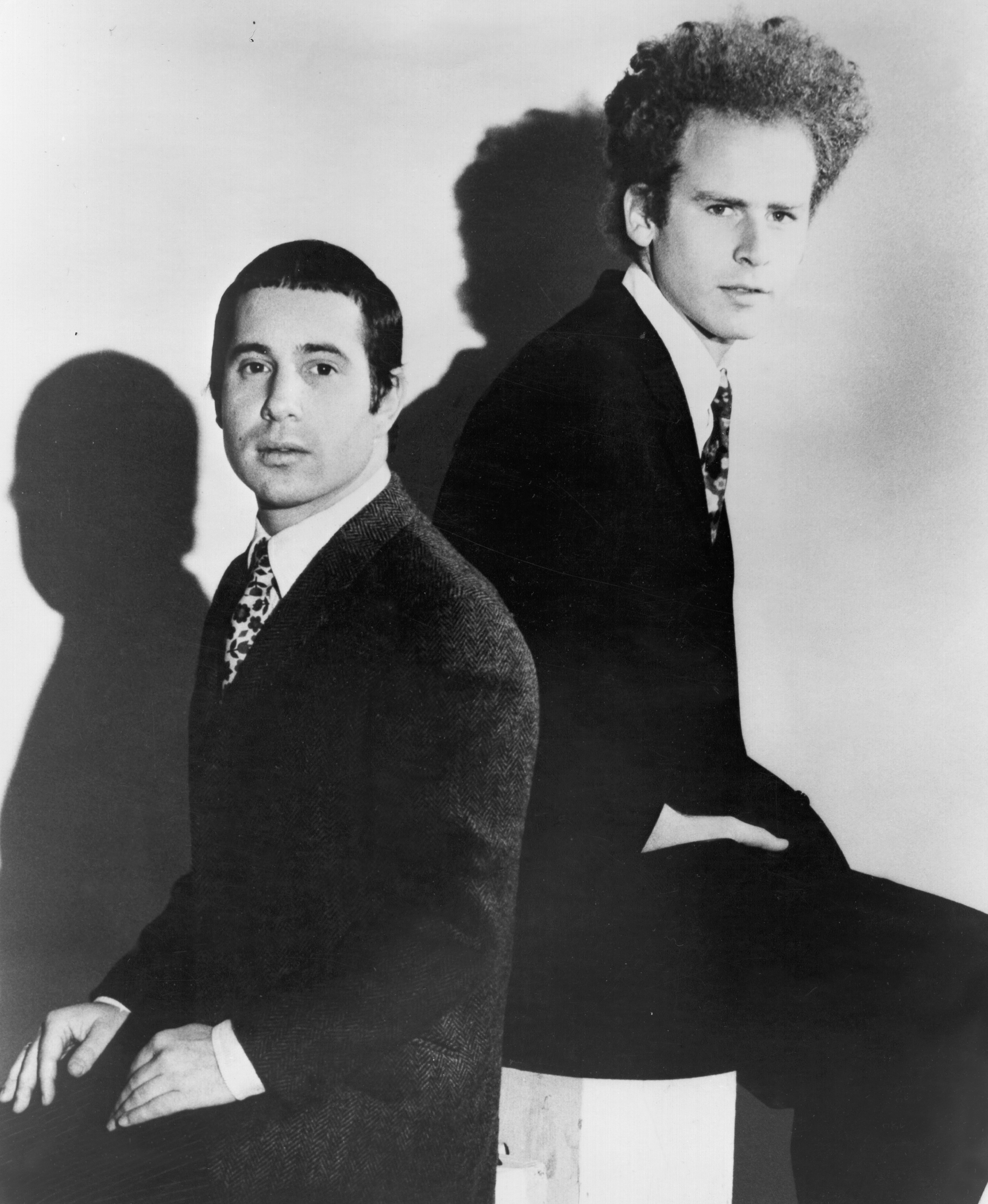 Paul Simon y Art Garfunkel, del dúo de folk rock Simon & Garfunkel, en un fotograma publicitario de Columbia Records en Nueva York, hacia 1967 | Fuente: Getty Images