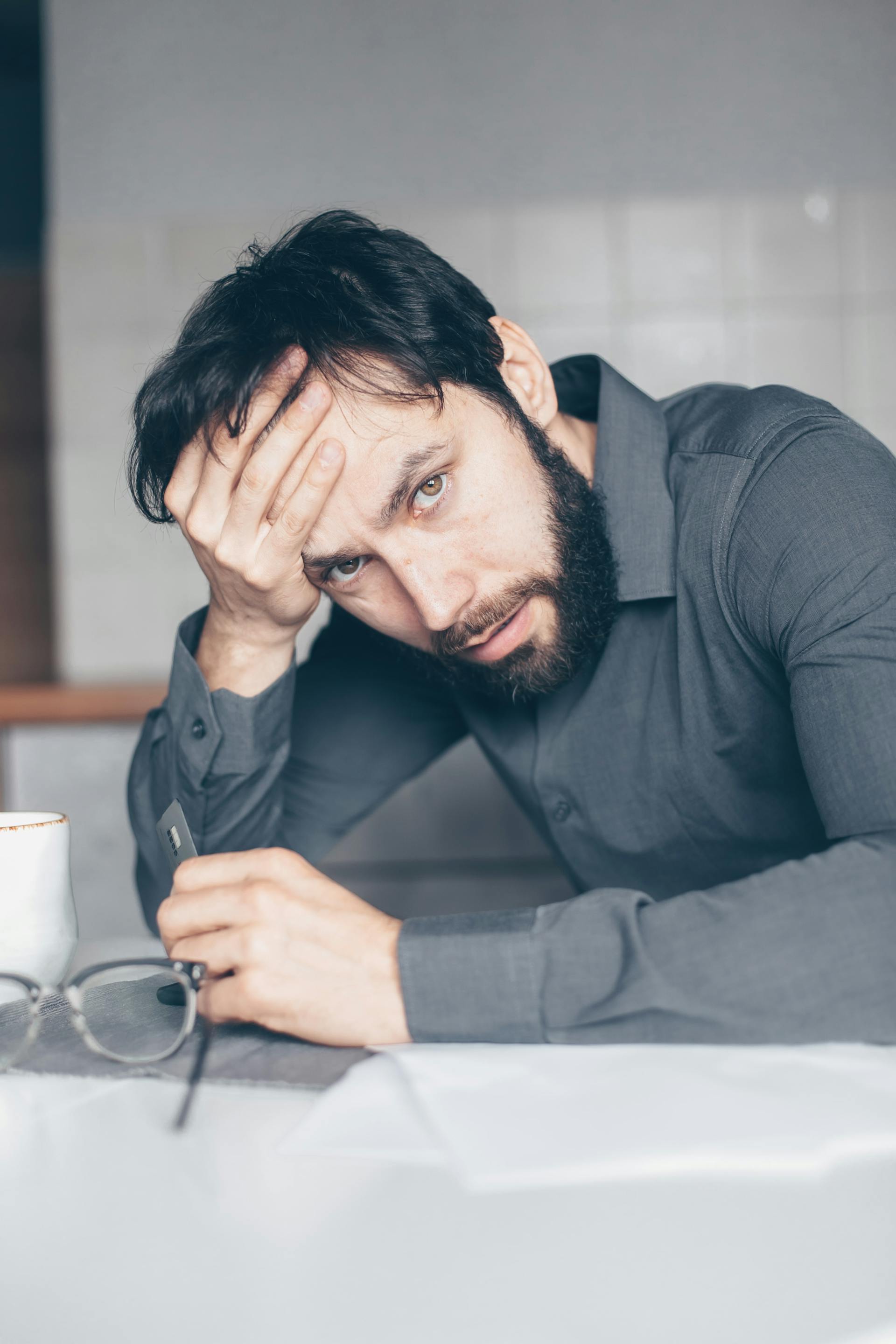 Un hombre serio mirando a alguien | Fuente: Pexels