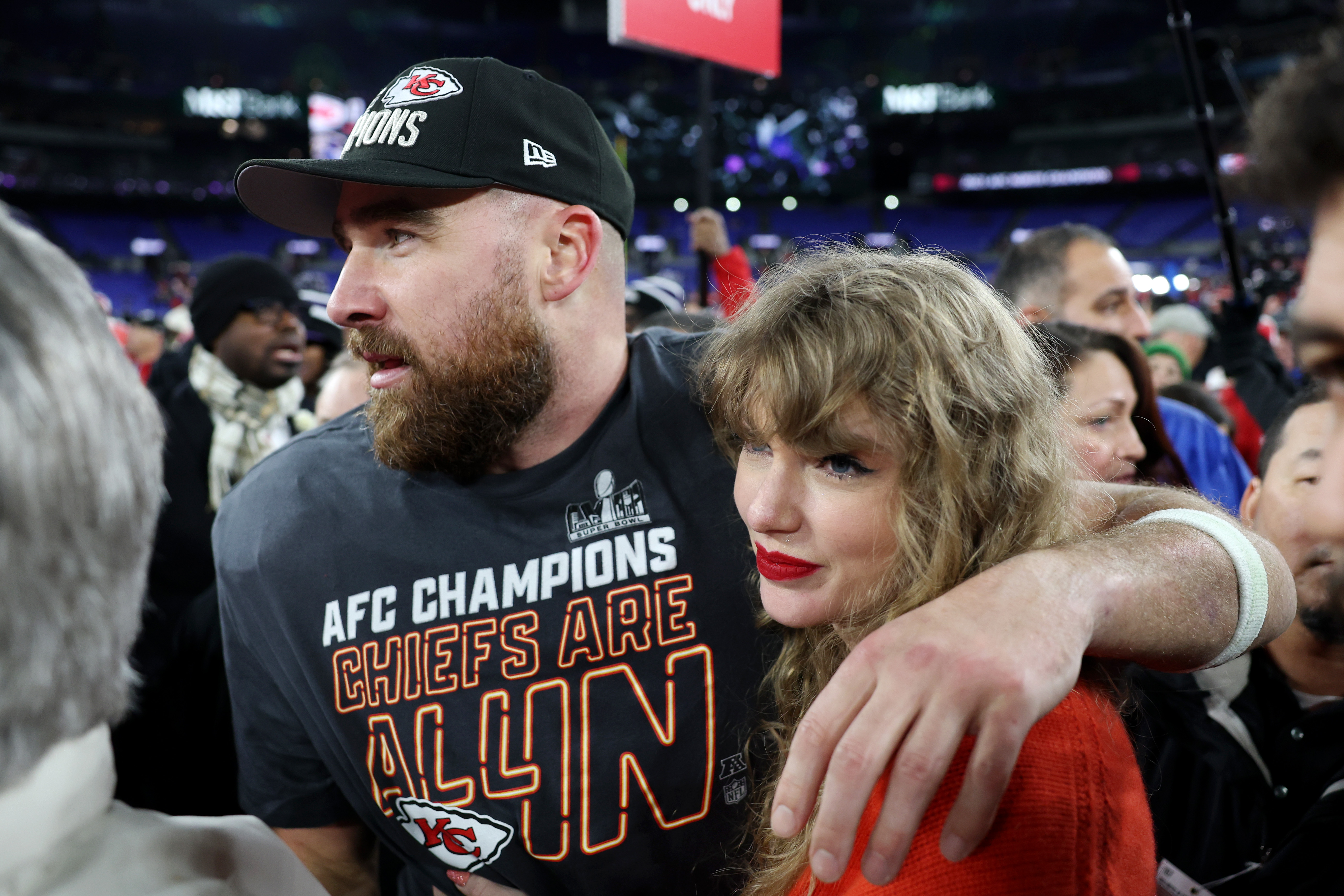 Travis Kelce celebra con Taylor Swift después de un partido de fútbol americano el 28 de enero de 2024, en Baltimore, Maryland. | Fuente: Getty Images