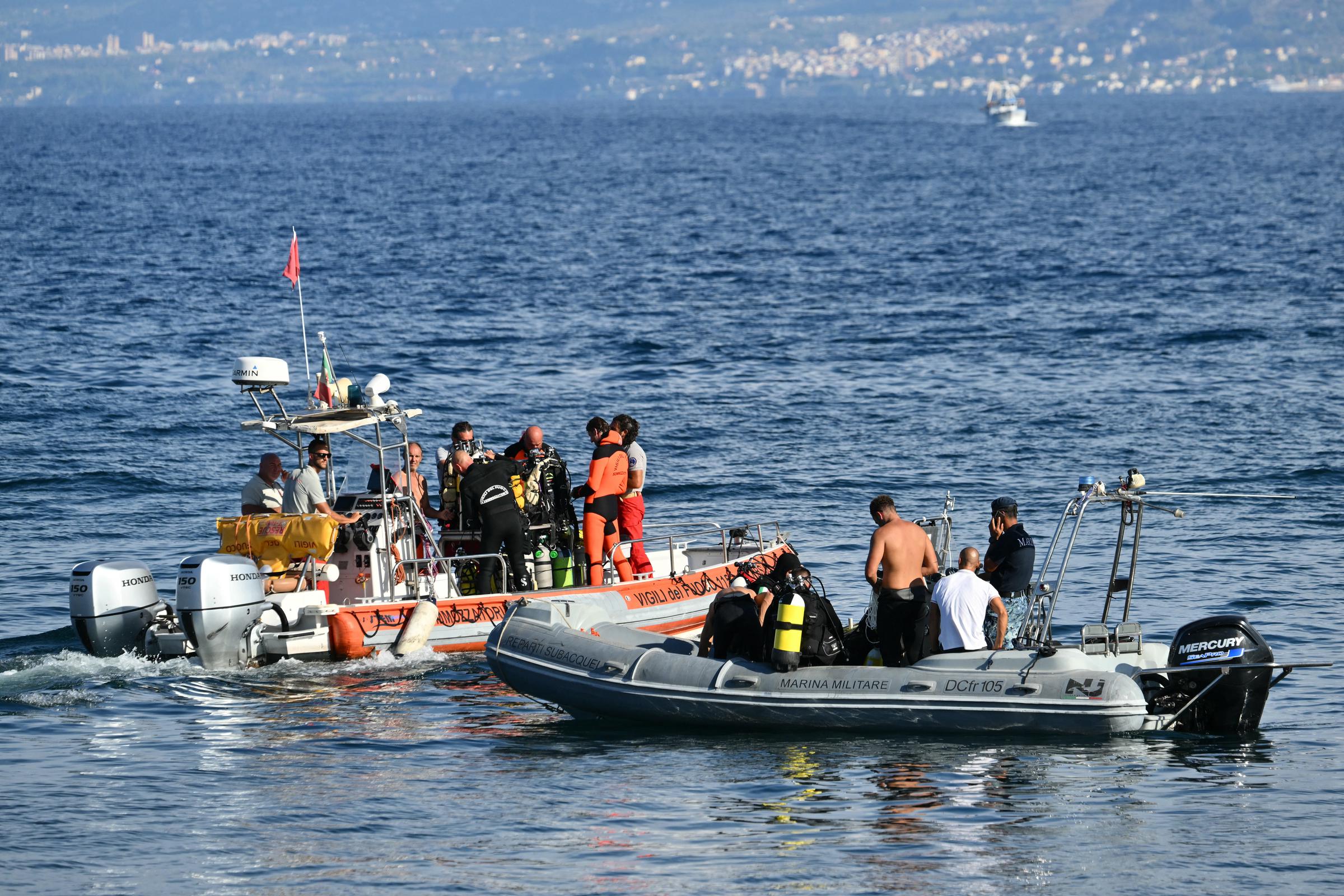 Equipos de rescate operan frente al puerto de Porticello, cerca de Palermo, el 22 de agosto de 2024 | Fuente: Getty Images