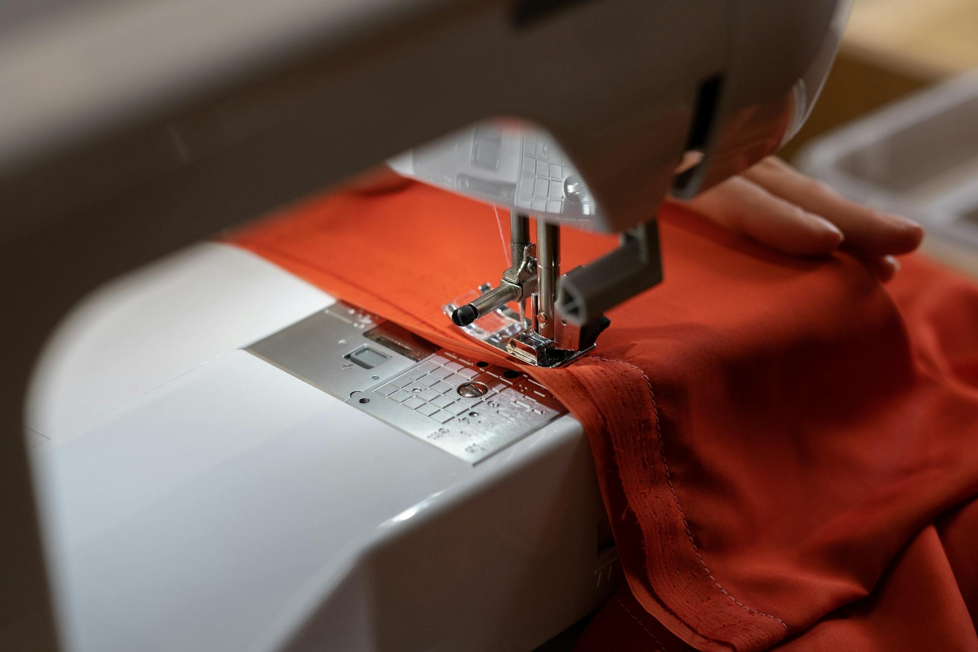 Una mujer utilizando una máquina de coser | Fuente: Pexels