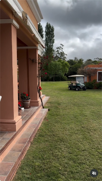 Susana Giménez durante un paseo en bicicleta en el jardín de su mansión junto a sus perritos | Fuente: Instagram/gimenezsuok