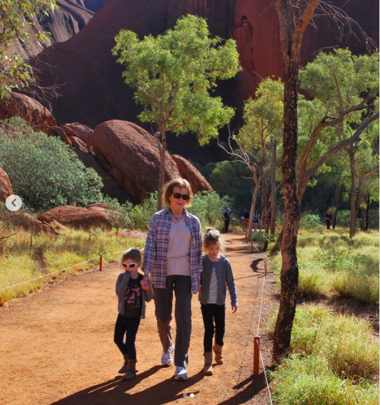 Janelle Ann Kidman paseando de la mano con sus nietas, Faith y Sunday Kidman Urban, publicado el 11 de mayo de 2025. | Fuente: Instagram/nicolekidman