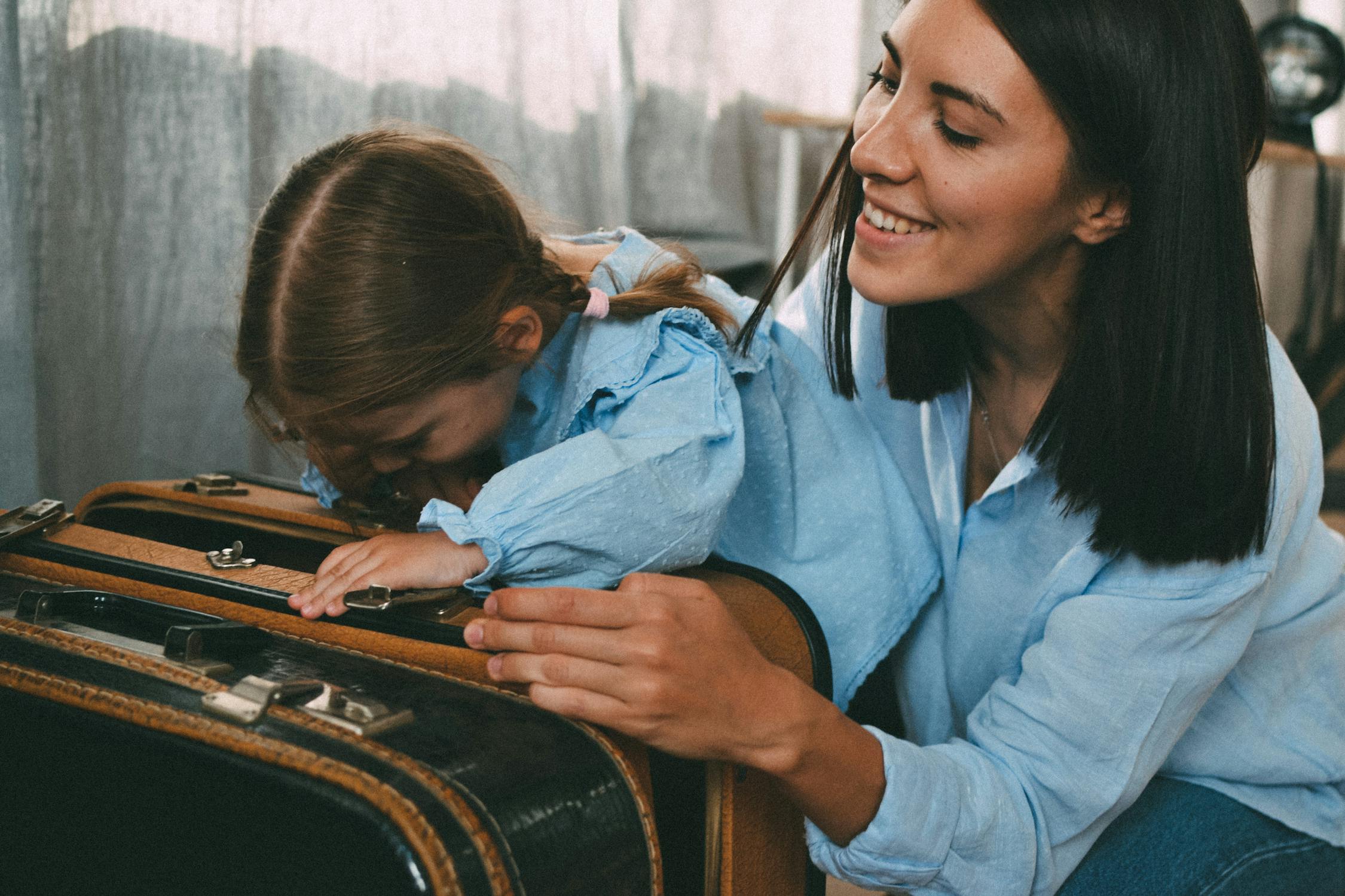 Una mujer haciendo la maleta con su hija | Fuente: Pexels