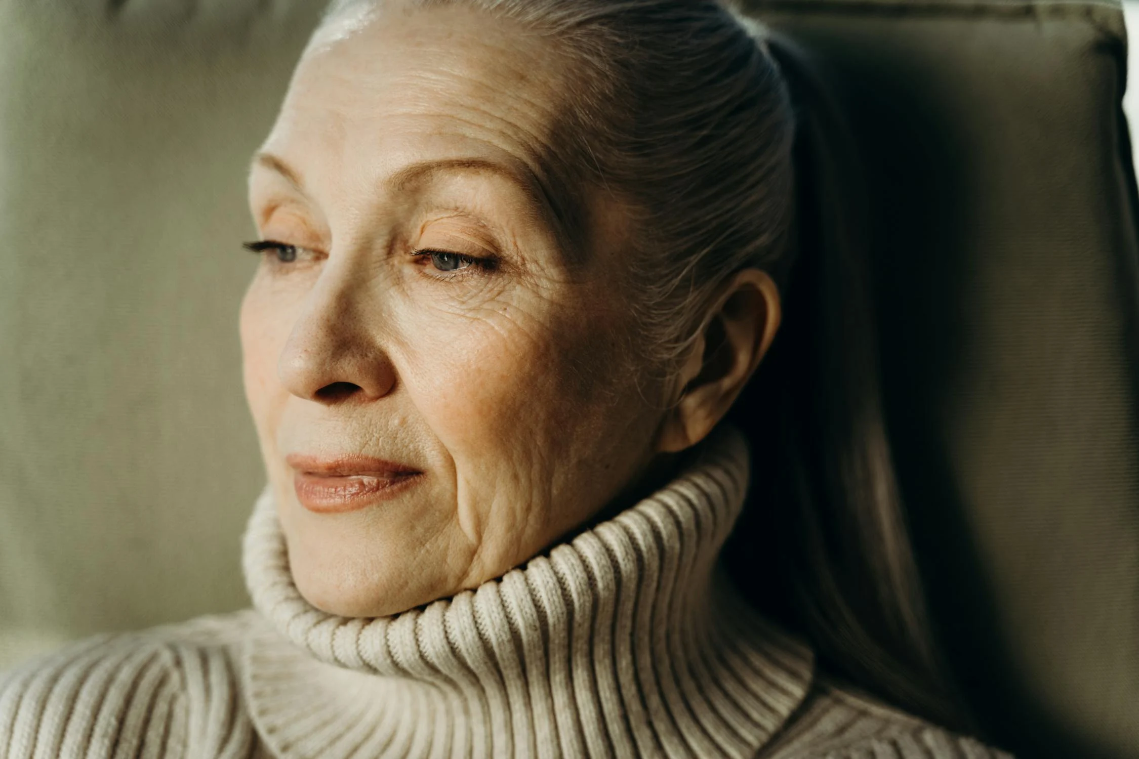 Una mujer sumida en sus pensamientos | Fuente: Pexels