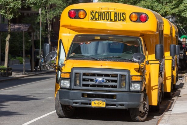 Bus escolar estacionado en una calle. | Foto: PublicDomain Pictures