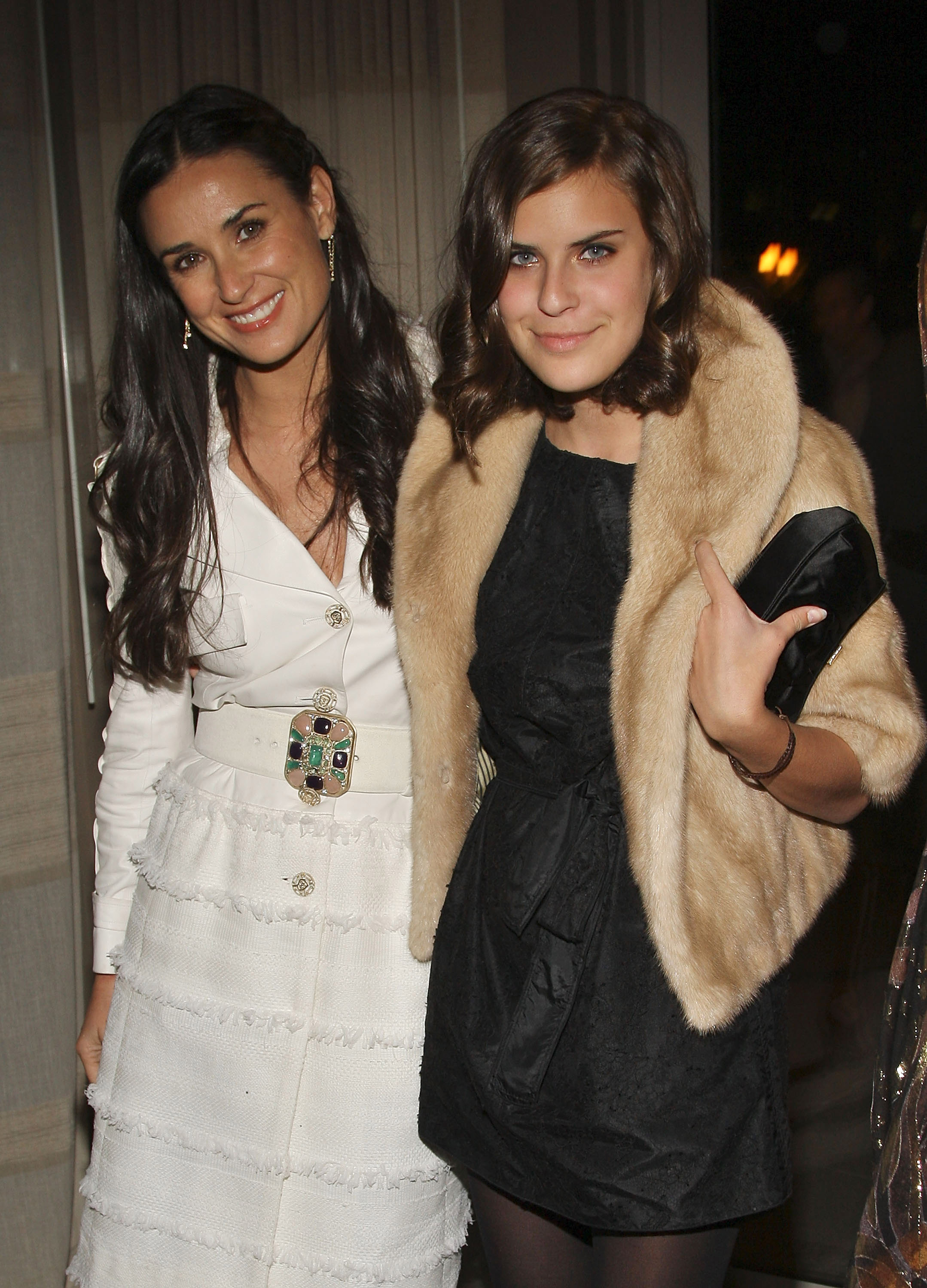 En esta foto, Willis aparece junto a su madre, Demi Moore, en 2008, años antes de que hablara públicamente sobre su experiencia con los rellenos faciales. Más tarde reveló que se había hecho disolver el relleno después de encariñarse con el cambio que había supuesto en su aspecto. | Fuente: Getty Images