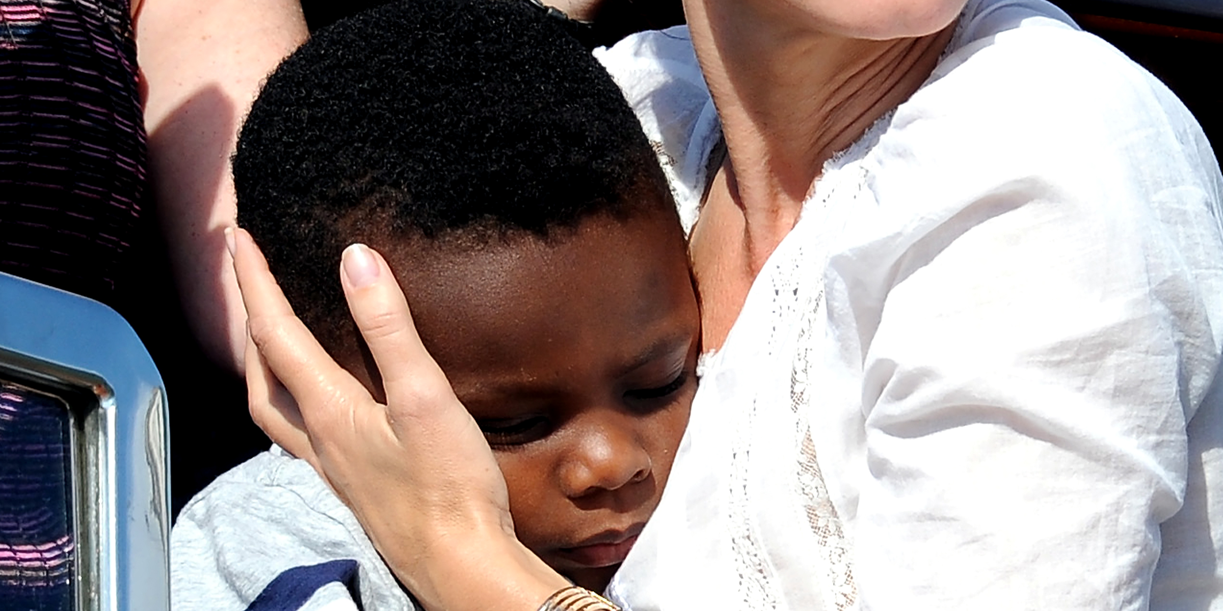 Un niño siendo abrazado por su famosa madre adoptiva | Fuente: Getty Images