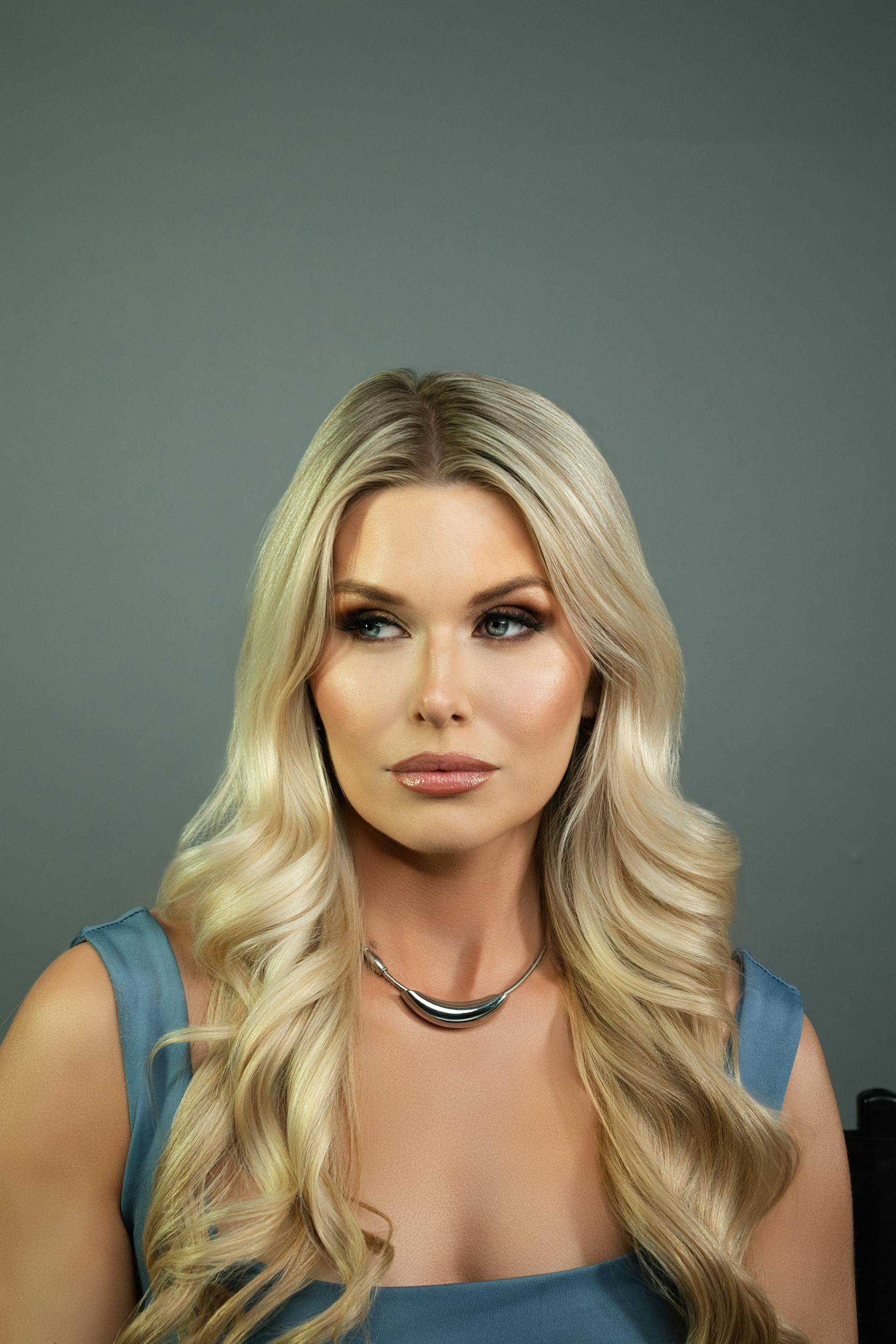 Una mujer lanzando una mirada gélida a alguien | Fuente: Pexels