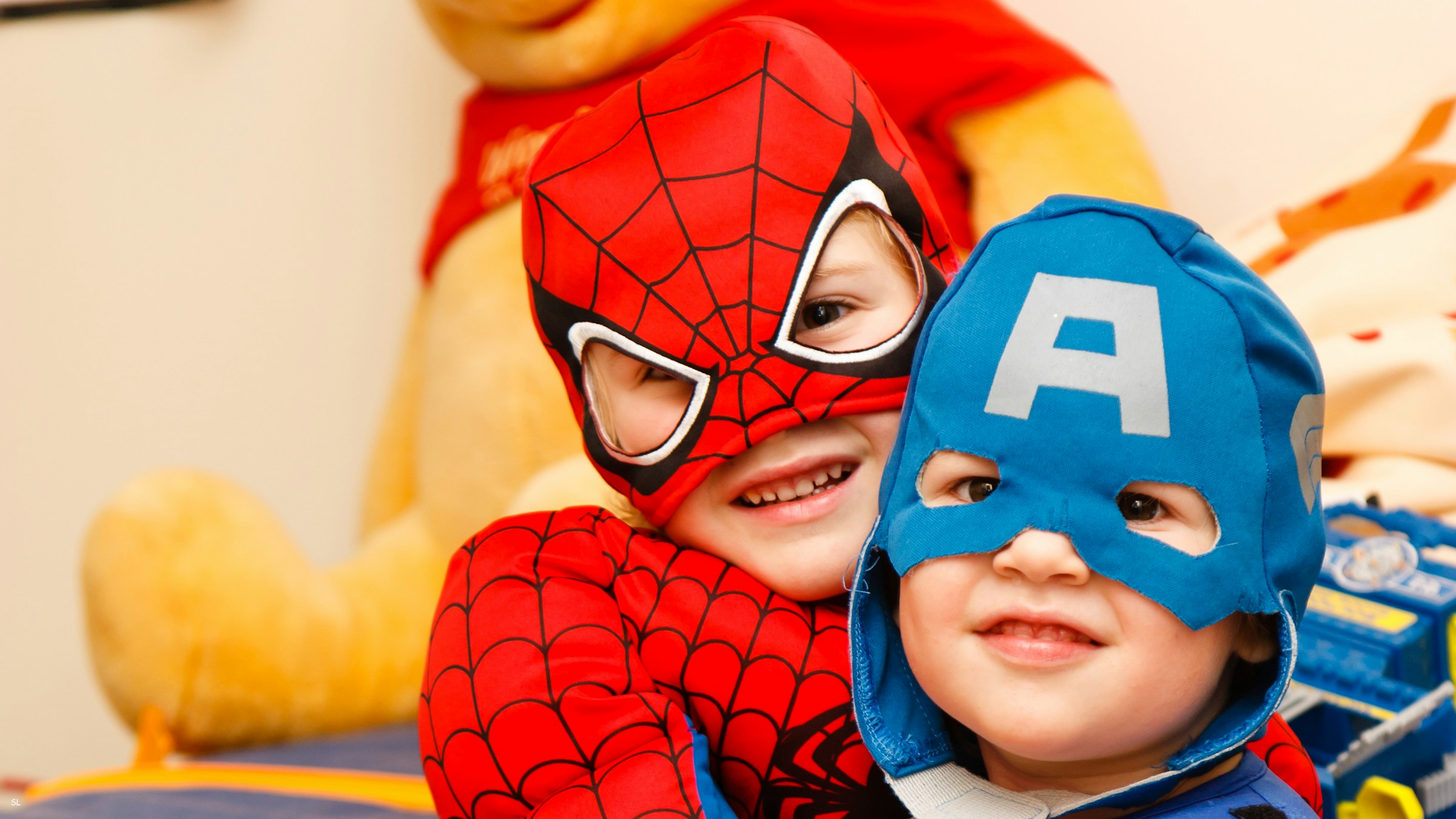 Niños disfrazados de superhéroes | Foto: Unsplash