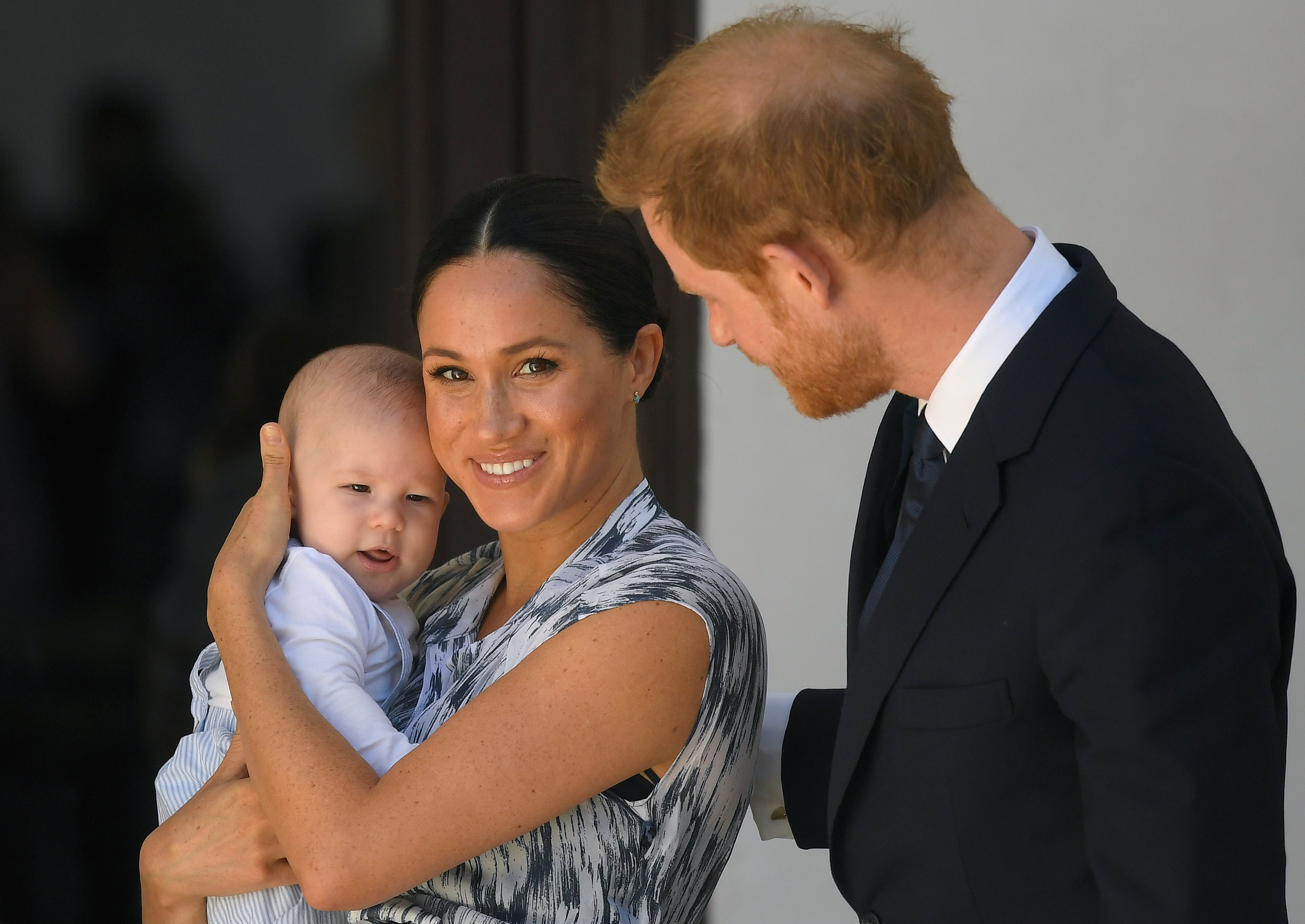 El príncipe Archie, Meghan Markle y el príncipe Harry durante su gira real por Sudáfrica en Ciudad del Cabo, Sudáfrica, el 25 de septiembre de 2019 | Fuente: Getty Images