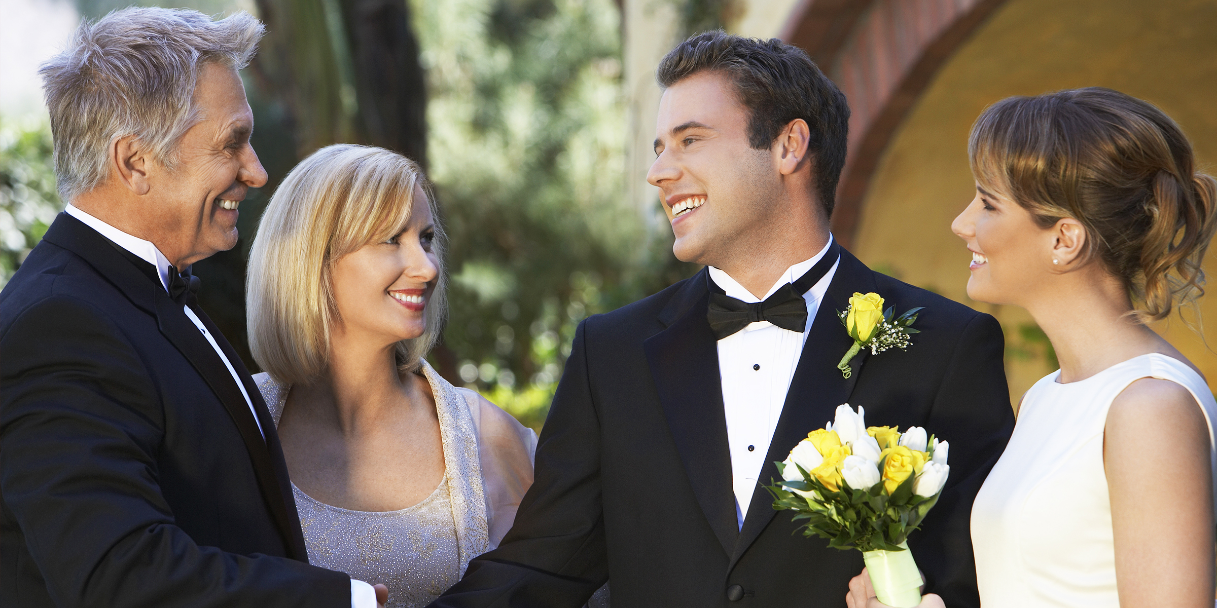 Unos novios con una pareja mayor | Fuente: Shutterstock