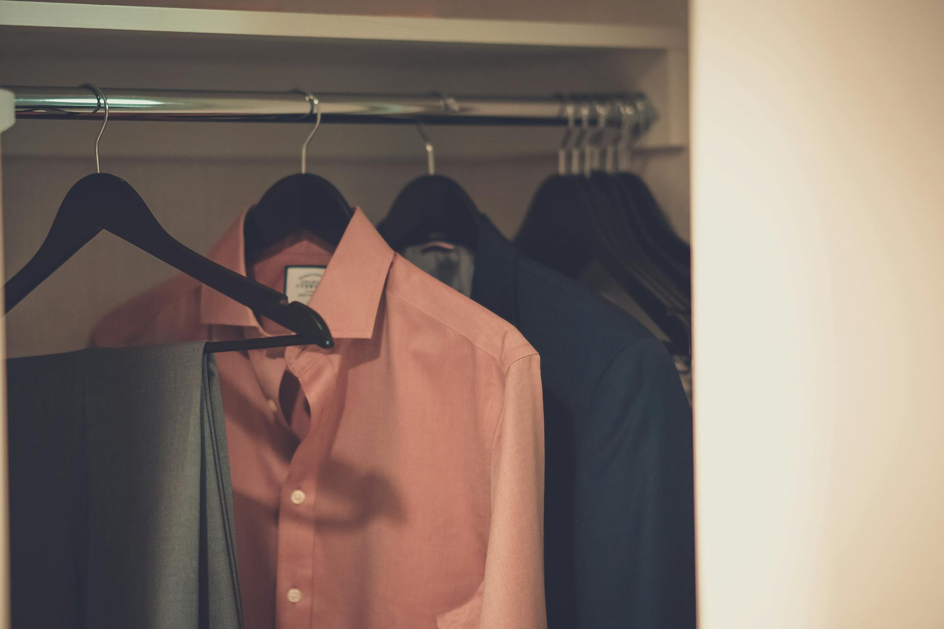 Ropa en un armario | Fuente: Pexels