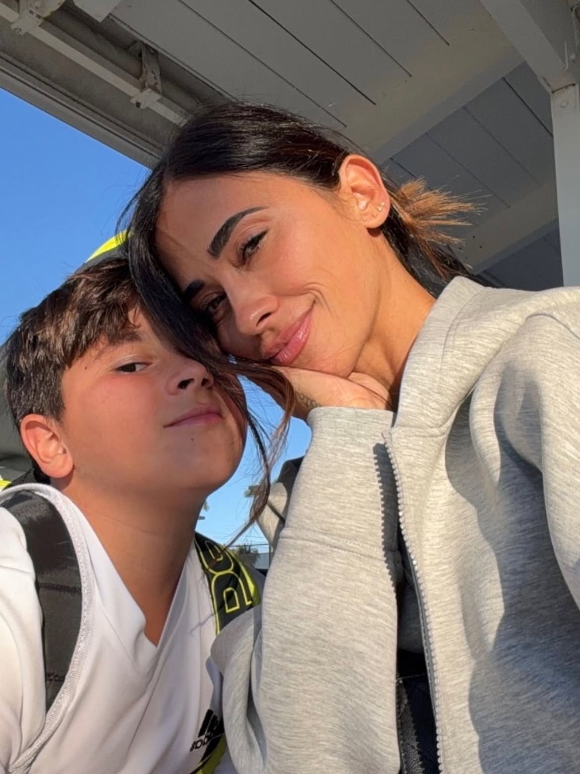 Antonela Roccuzzo y su hijo Mateo Messi Roccuzzo posando juntos | Fuente: Instagram/ antonelaroccuzzo