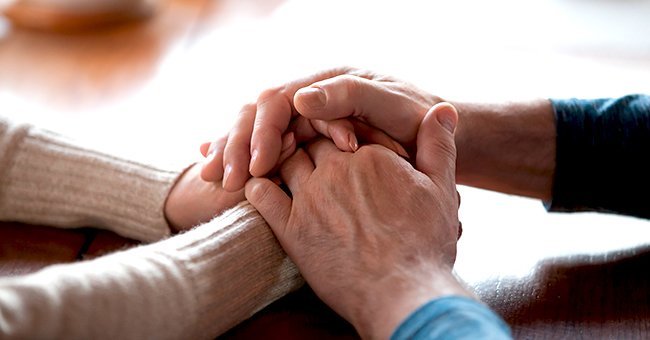Personas de tercera edad tomados de la mano. | Fuente: Shutterstock