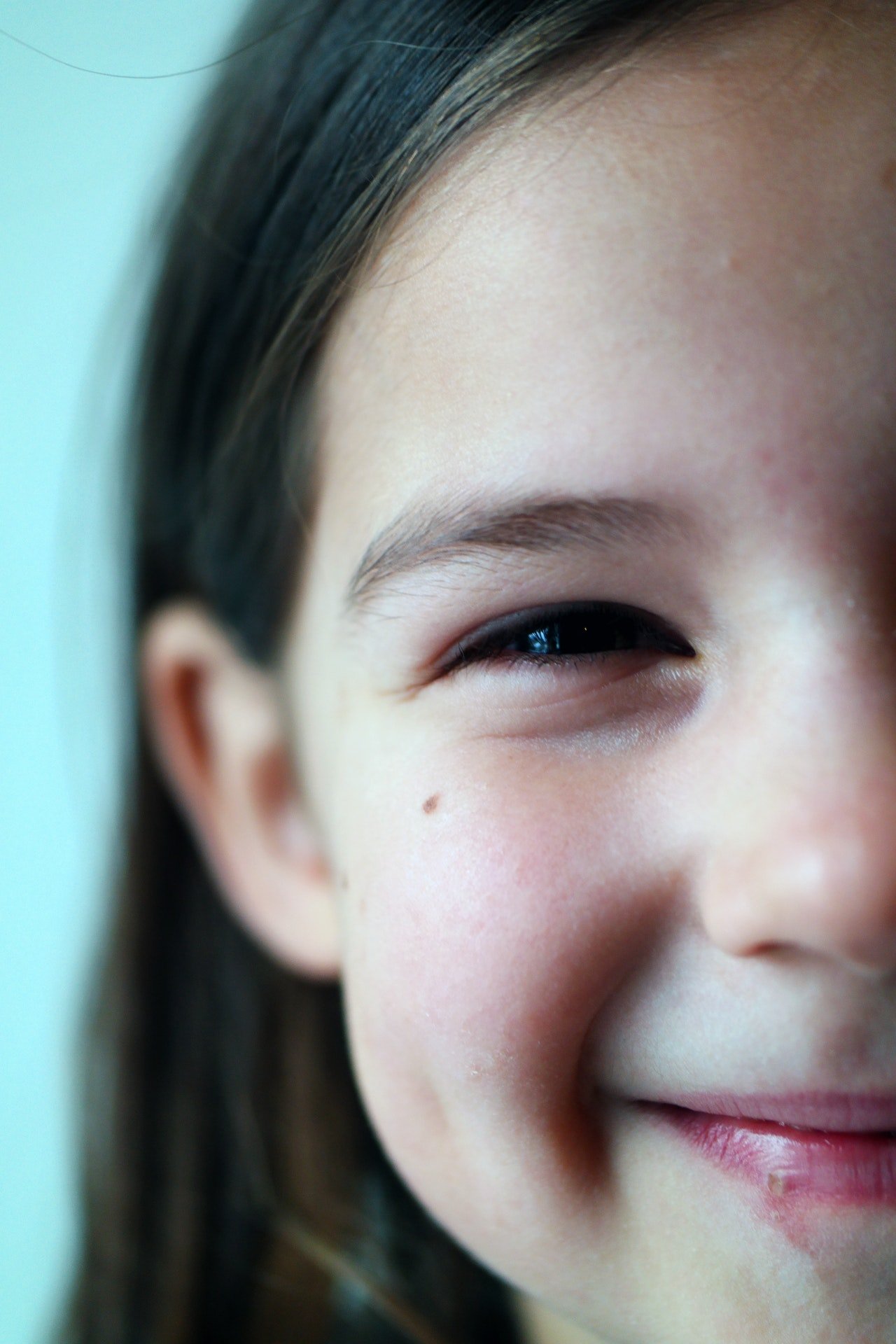 Rostro feliz de una niña. | Foto: Pexels
