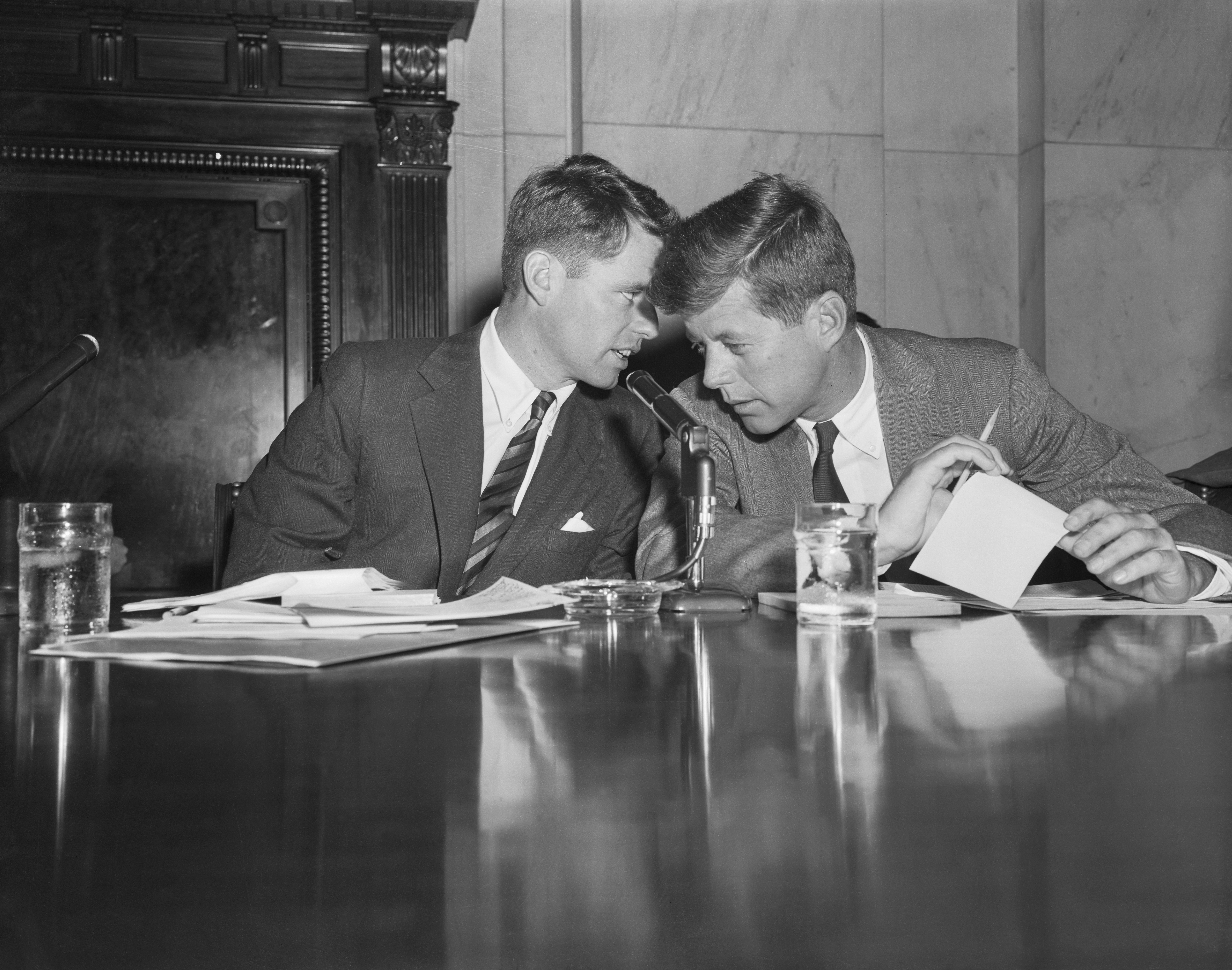 Robert F. Kennedy y John F. Kennedy fotografiados el 26 de febrero de 1957. | Fuente: Getty Images