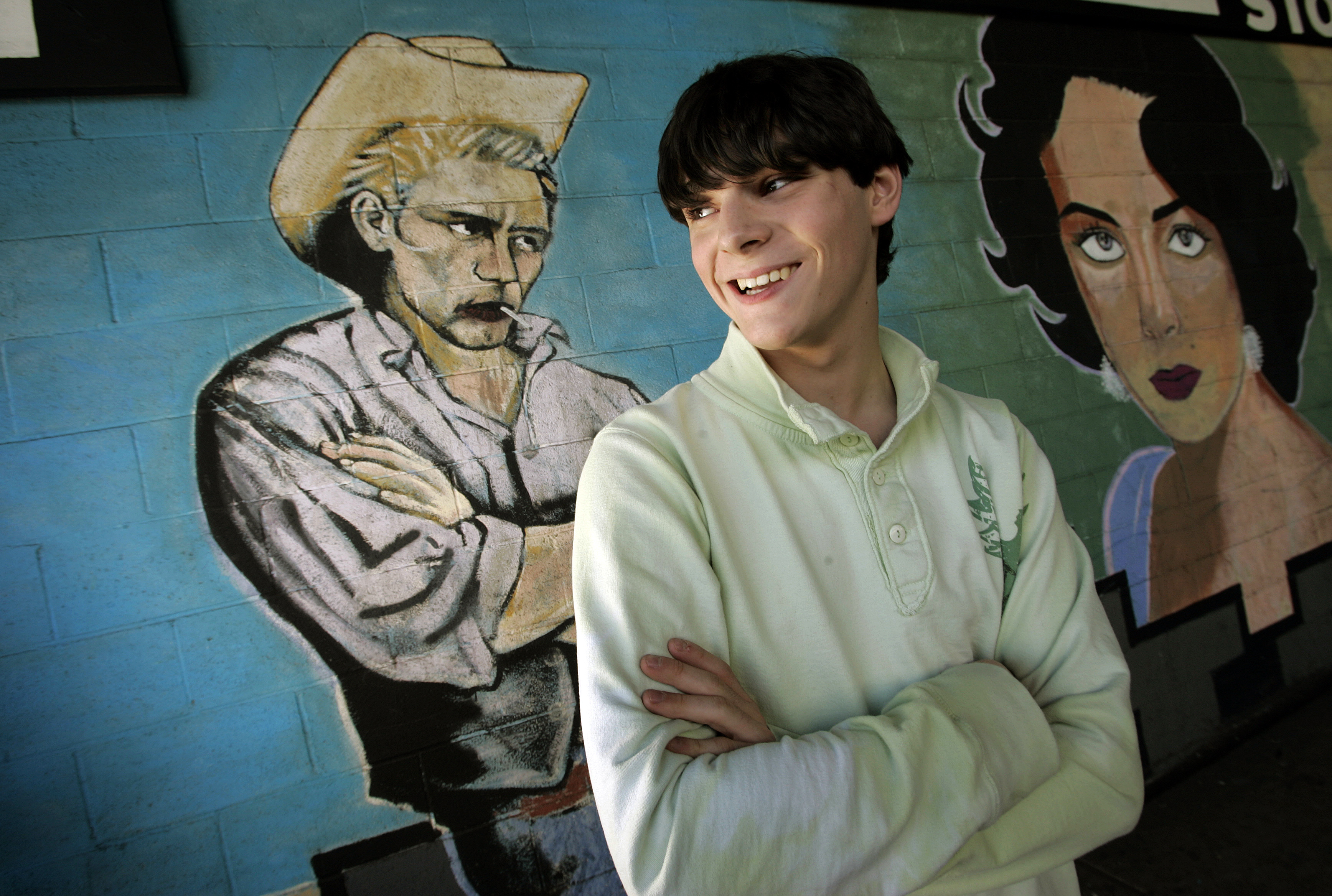 RJ Mitte posa para un retrato en Hollywood, California, el 15 de febrero de 2008, cuando tenía 15 años. Al igual que su personaje, Walter White Jr., en "Breaking Bad", Mitte tenía parálisis cerebral, una afección sobre la que más tarde habló abiertamente para fomentar una mayor comprensión de las discapacidades. | Fuente: Getty Images