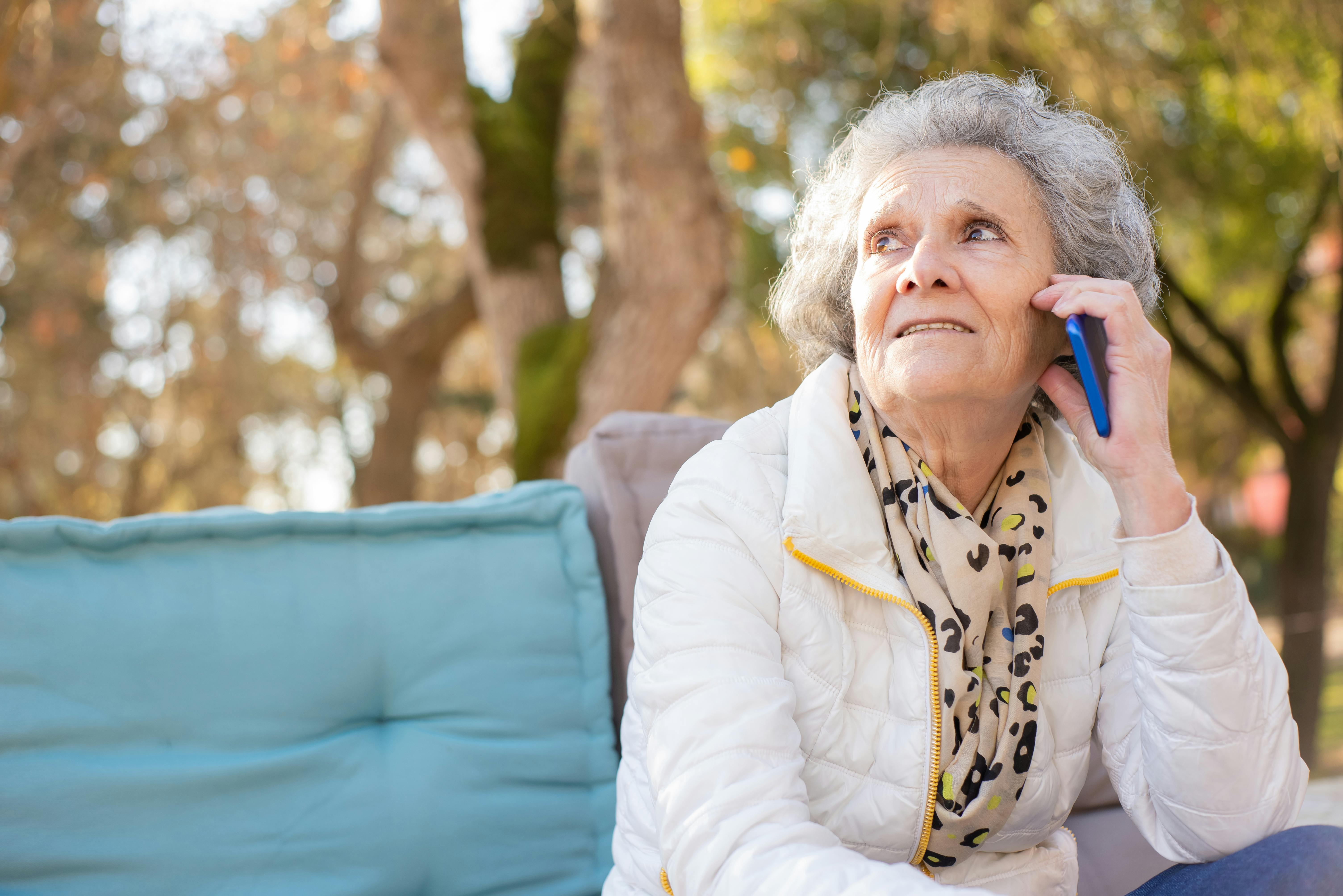 Una mujer hablando por teléfono | Fuente: Pexels