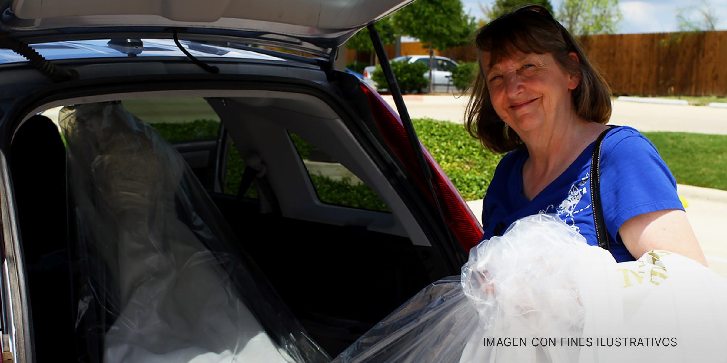 Una anciana sacando un vestido de novia del maletero de su Automóvil | Fuente: Flickr.com/waitscm (CC BY 2.0)