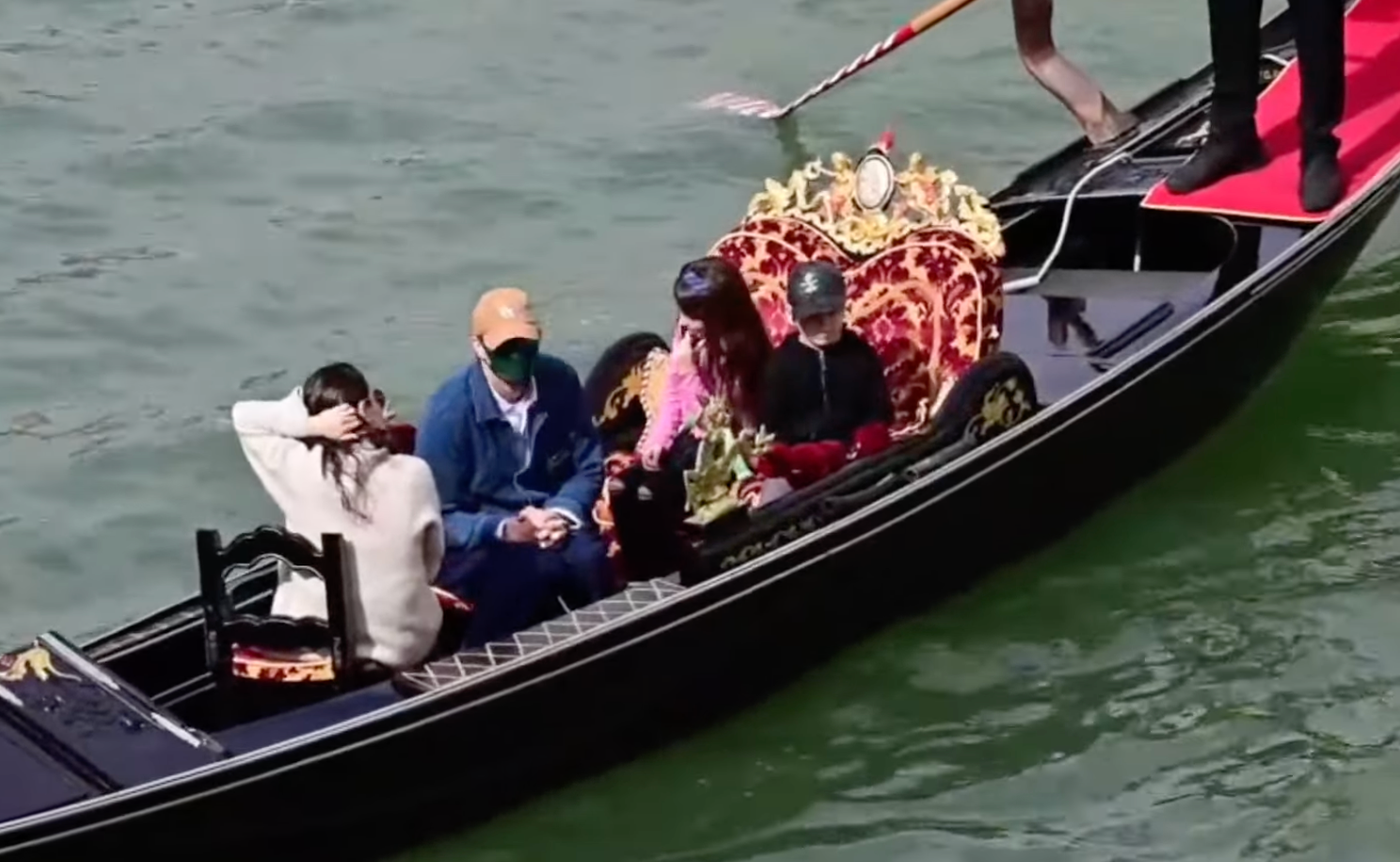 Ashton, Wyatt y Dimitri Kutcher con Mila Kunis de vacaciones en Venecia, Italia | Fuente: Youtube.com/Page Six