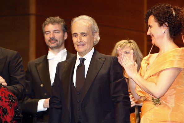 Josep Carreras realiza en concierto conmemorando el 50 aniversario del debut de Montserrat Caballe en el Gran Teatre del Liceu el 3 de enero de 2012 en Barcelona, ​​España. | Foto: Getty Images