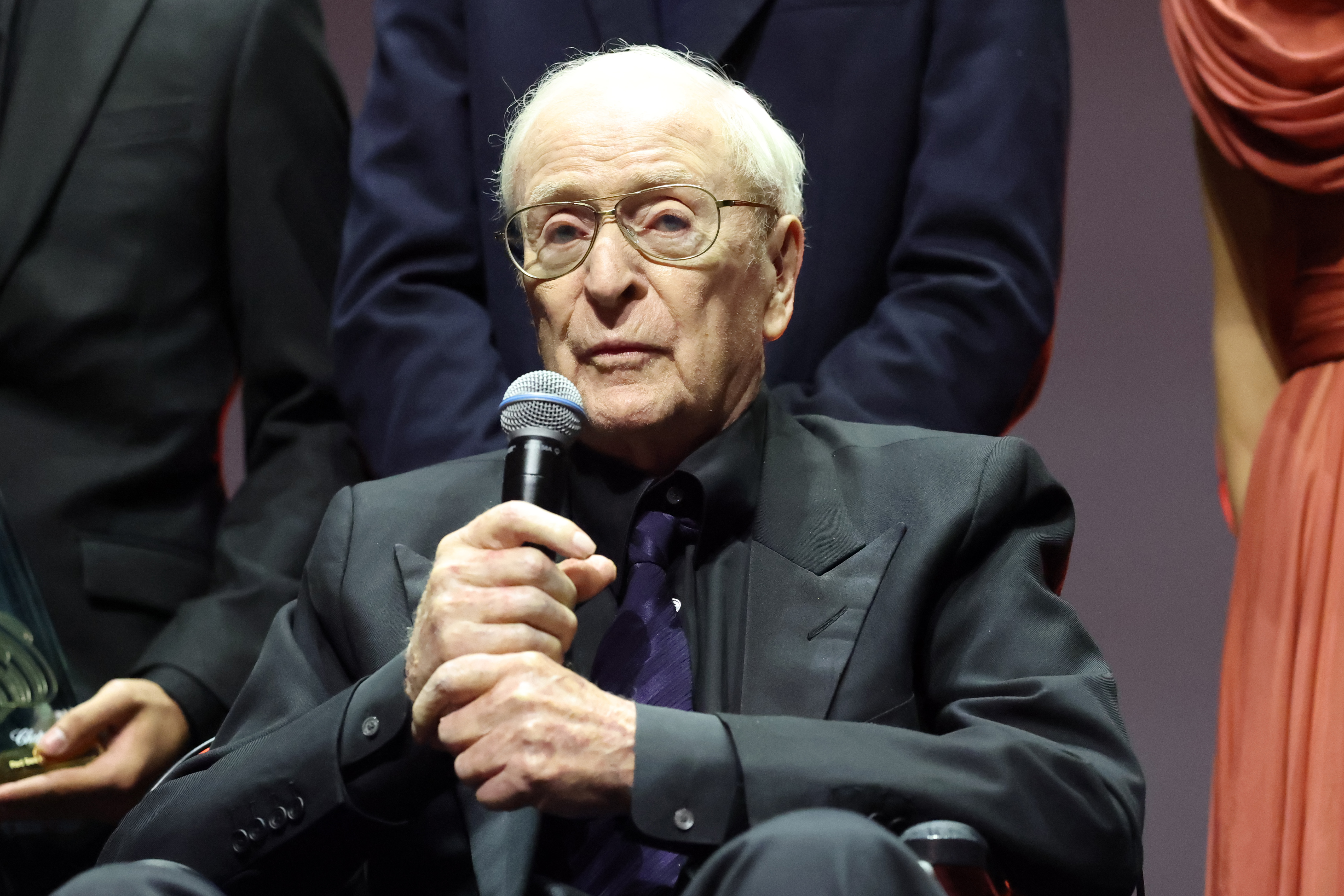 Michael Caine acepta un Premio de Honor en el escenario durante la Ceremonia de Inauguración del Festival Internacional de Cine del Mar Rojo 2025 el 04 de diciembre de 2025 en Jeddah, Arabia Saudí | Fuente: Getty Images