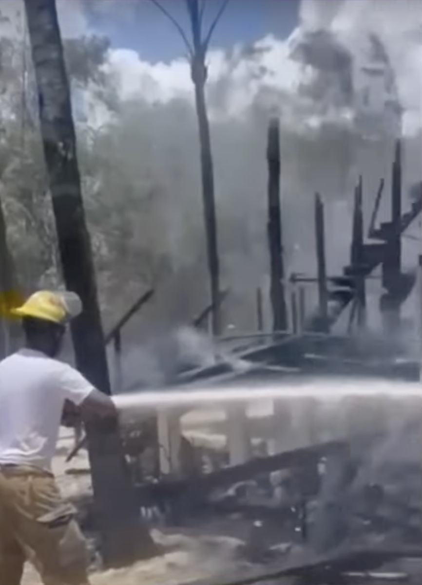 Un bombero ayudando a extinguir el incendio en la casa de Marc Anthony en República Dominicana, de un vídeo del 9 de agosto de 2024 | Fuente: YouTube/El Gordo Y La Flaca