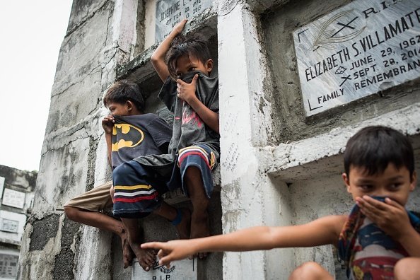 Niños habitantes del cementerio más grande de las Filipinas. Fuente: Getty Images