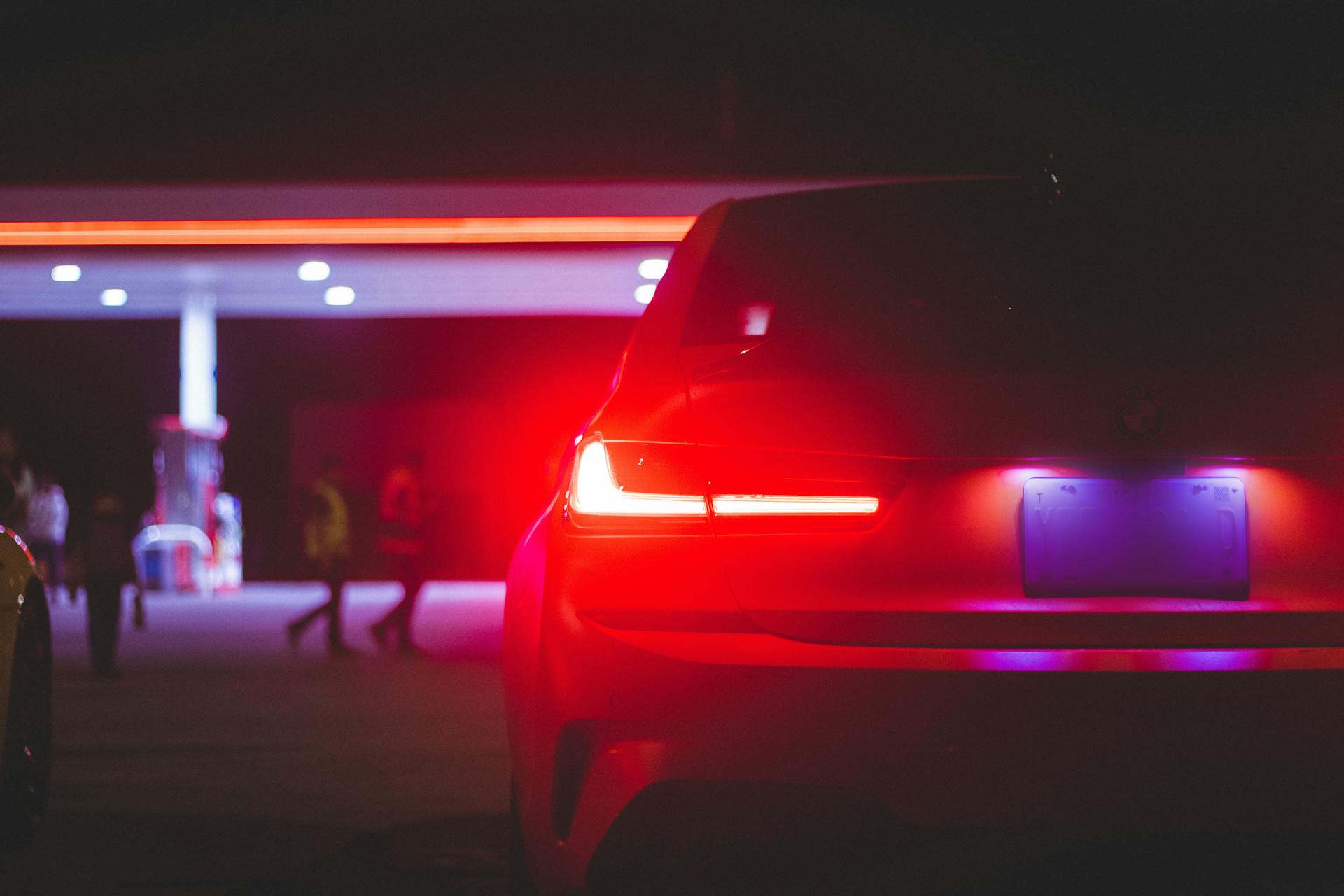 I fanali posteriori di un'auto di notte | Fonte: Pexels