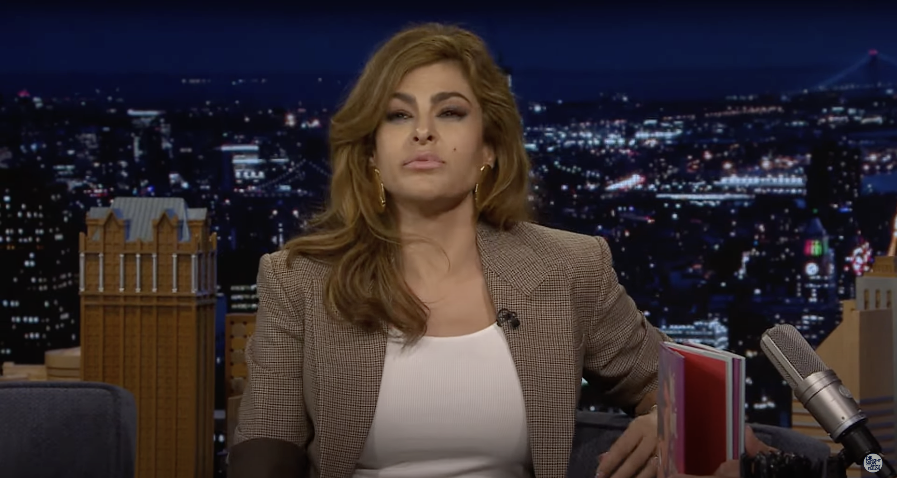 Eva Mendes en "The Tonight Show Starring Jimmy Fallon", promocionando su nuevo libro infantil, de un vídeo de YouTube, fechado el 19 de septiembre de 2024 | Fuente: Youtube/@fallontonight