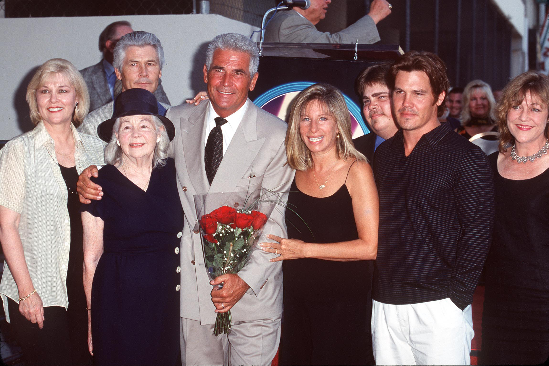 James Brolin (centro), Barbra Streisand e invitados fotografiados durante el homenaje a James Brolin con una estrella en el Paseo de la Fama de Hollywood el 27 de agosto de 1998 | Fuente: Getty Images