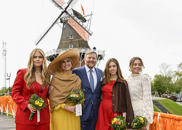 De izquierda a derecha, la princesa Amalia, la reina Máxima, el rey Guillermo Alejandro, la princesa Alexia y la princesa Ariane de los Países Bajos posan durante las celebraciones del Día del Rey, en Dokkum, el 27 de abril de 2026 | Fuente: Getty Images
