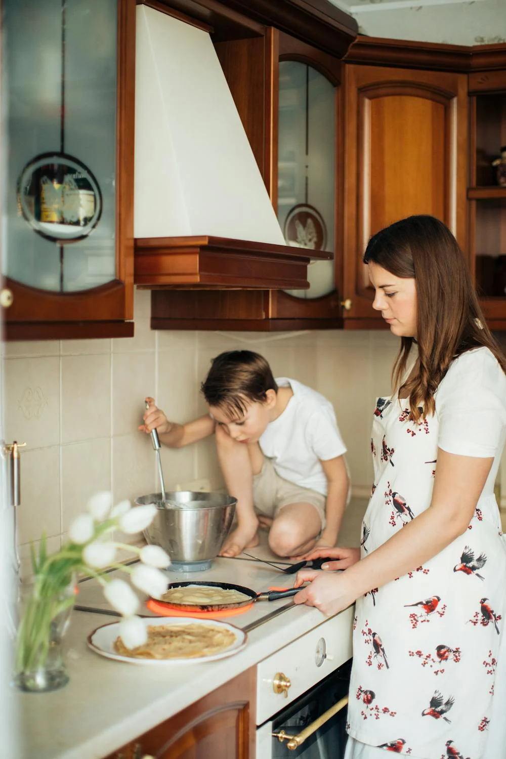 Un niño ayudando a su madre | Fuente: Pexels