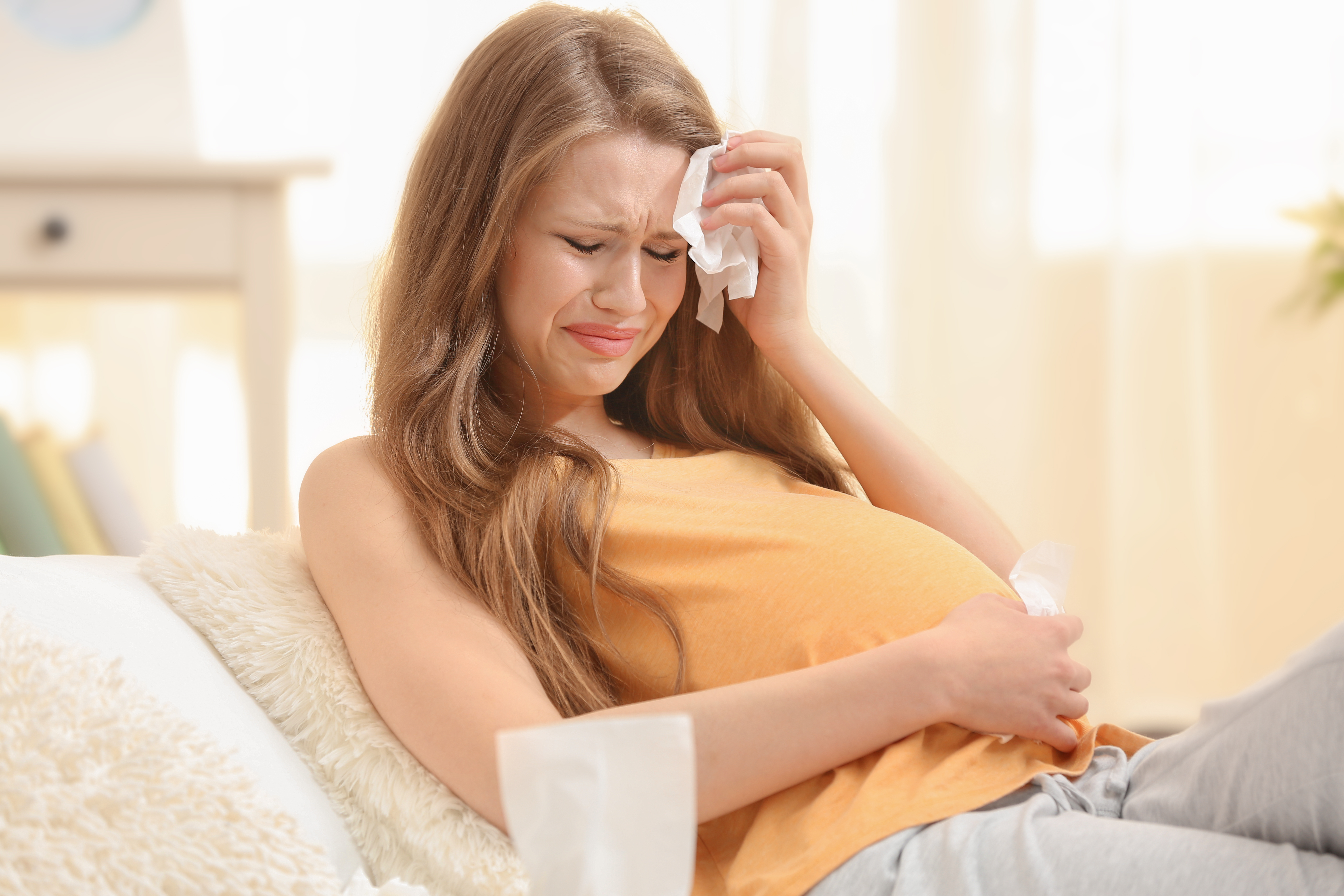 Una mujer embarazada llorando. | Foto: Shutterstock