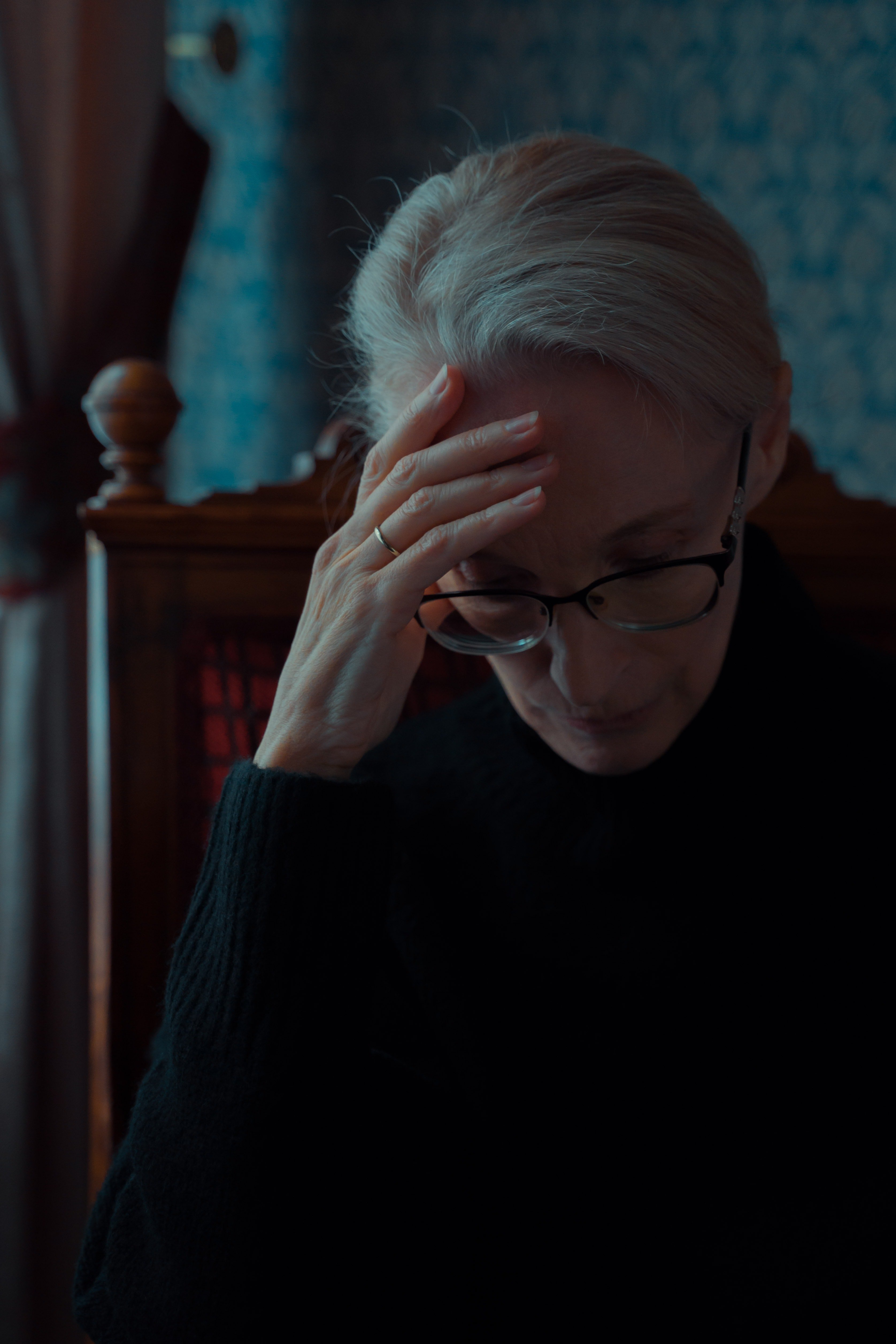 Una mujer se inclina con tristeza. | Foto: Pexels