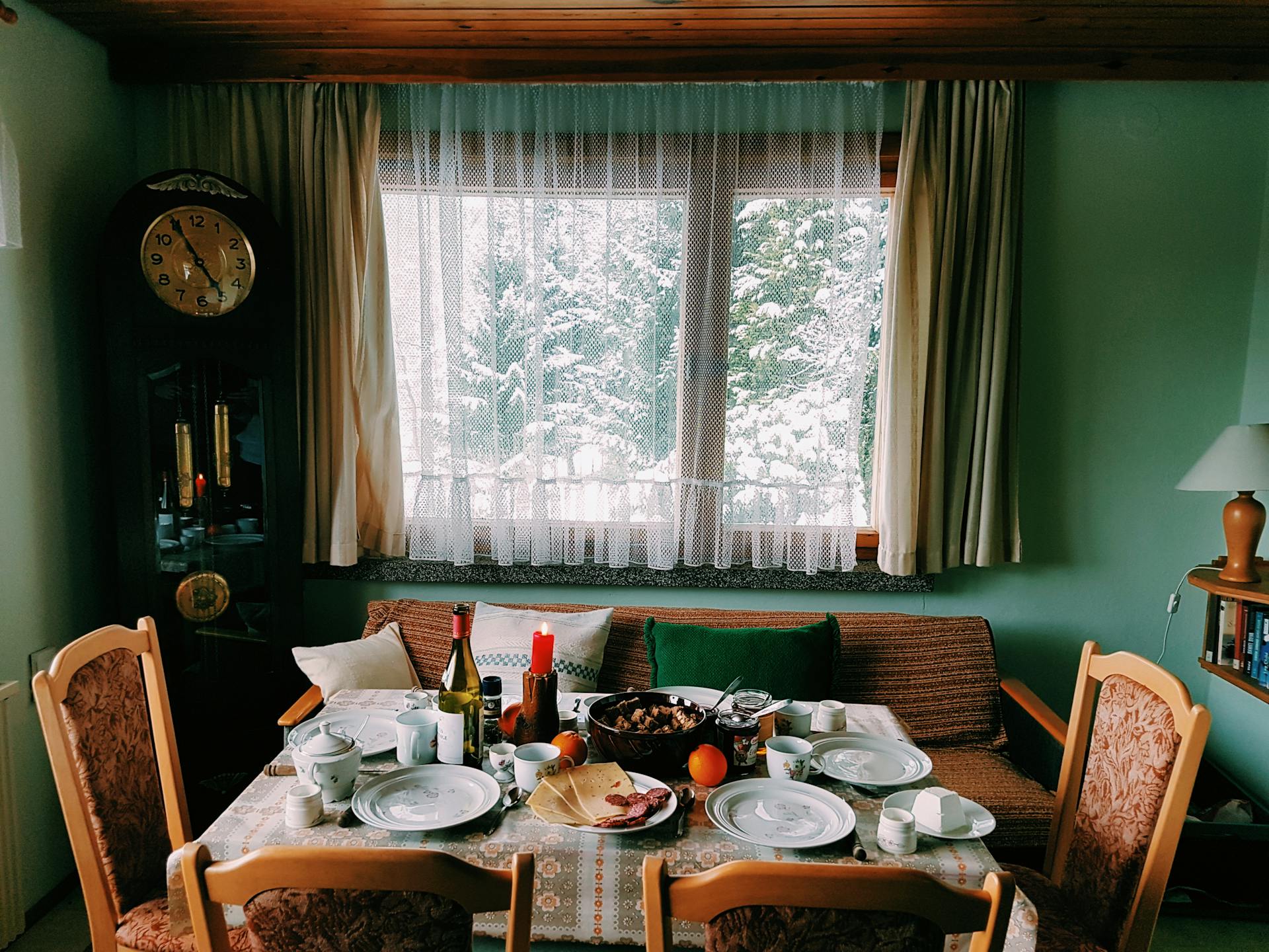 Mesa de comedor en una casa familiar | Fuente: Pexels