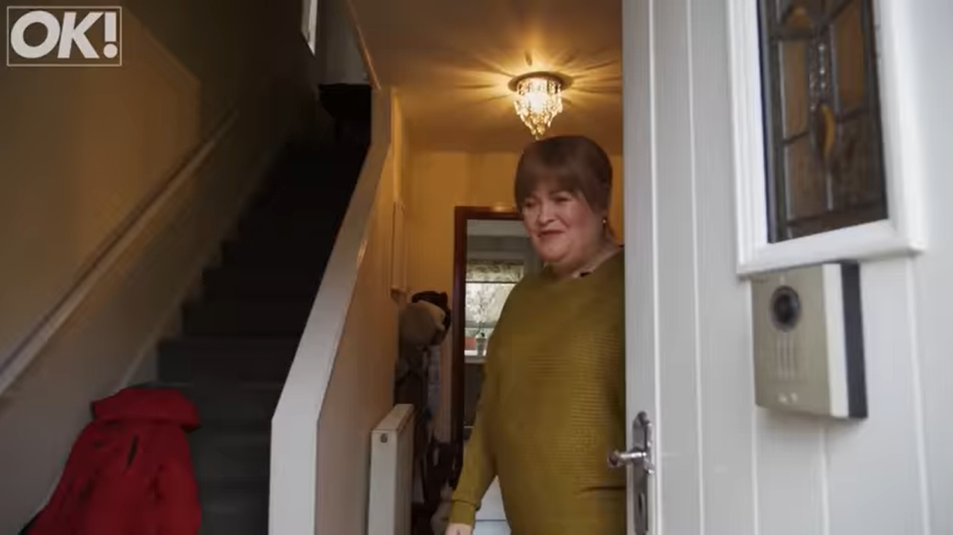 Susan Boyle recibe a OK! Magazine UK en la casa de su infancia en Blackburn, Escocia | Fuente: YouTube/OK!MagazineUK