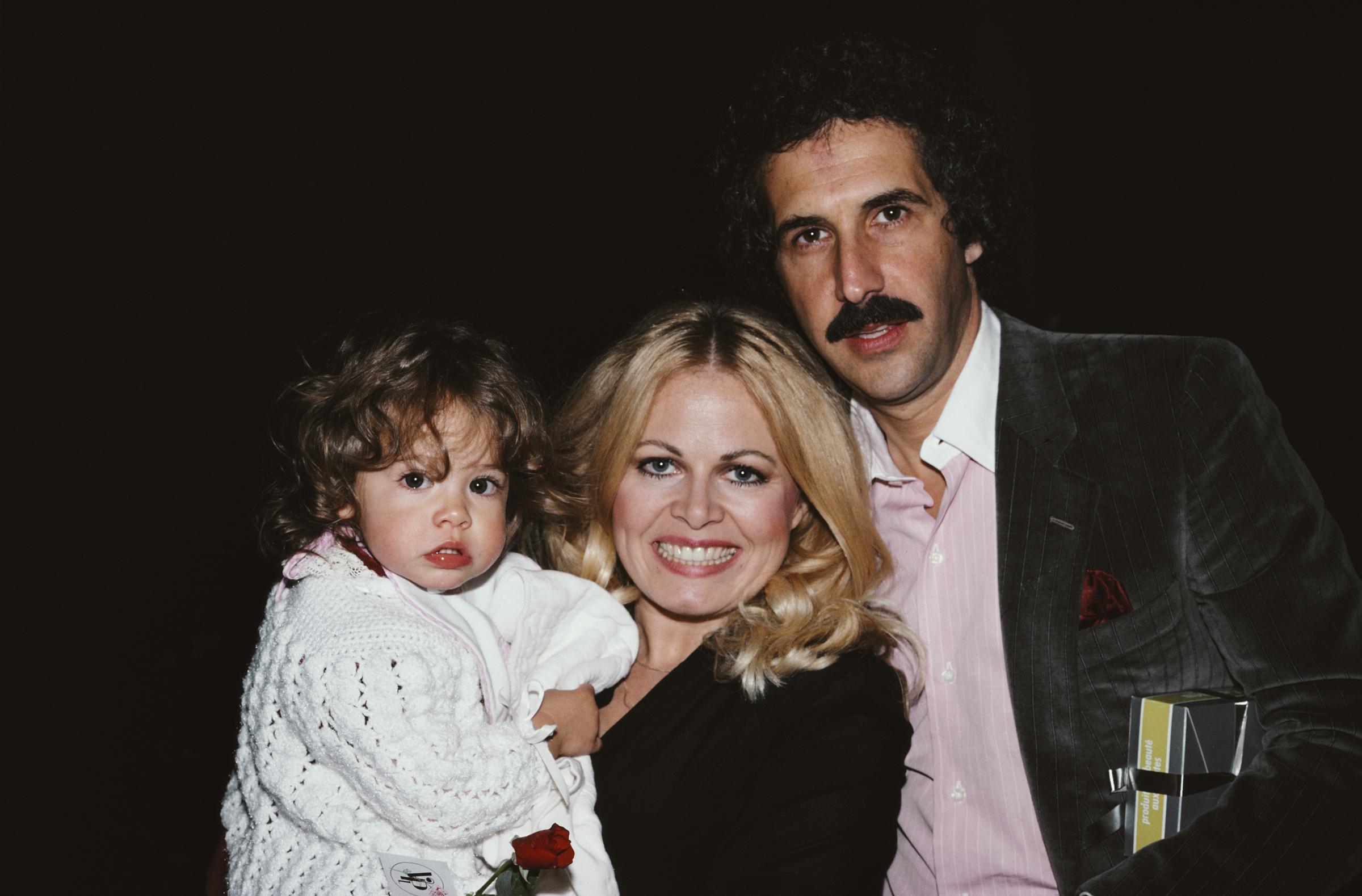 La actriz, William C. Rader, y su hija Samantha en diciembre de 1980 | Fuente: Getty Images