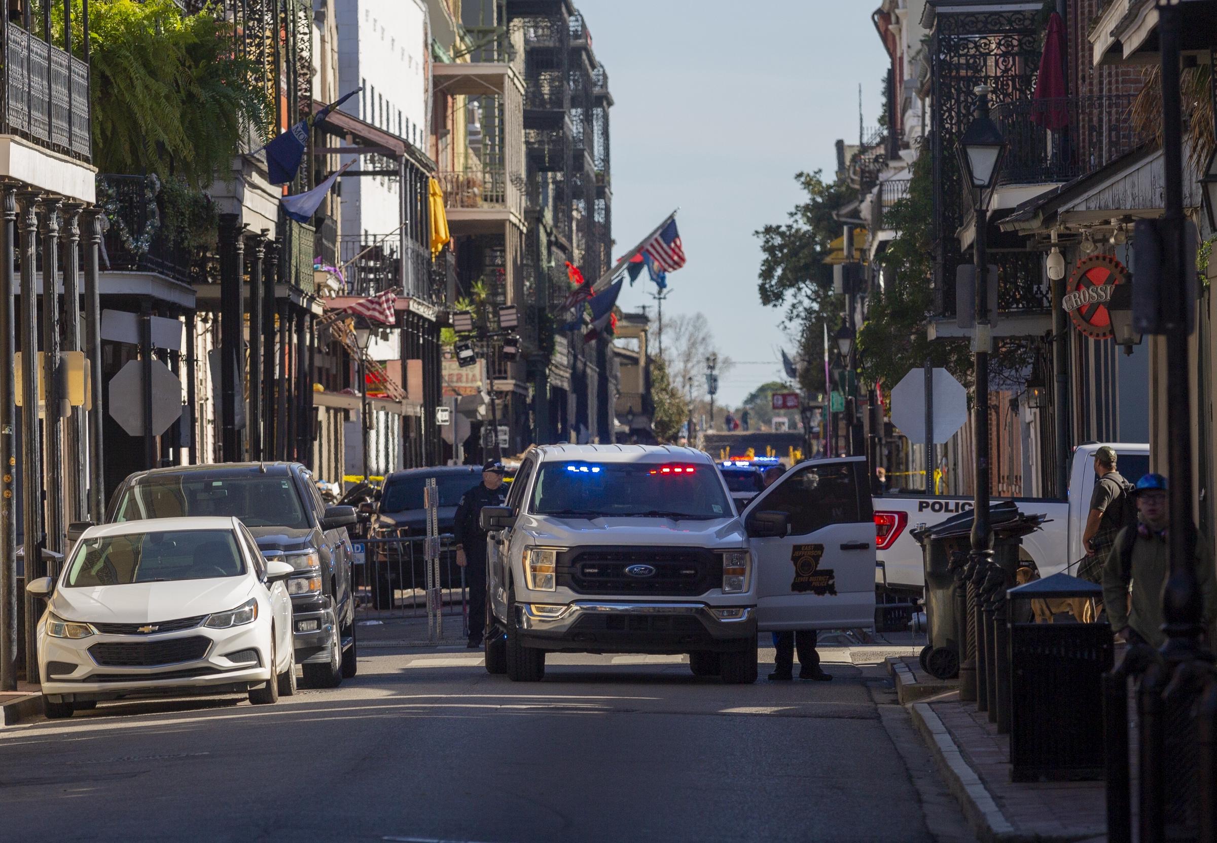 Controles policiales en la calle Bourbon y sus alrededores en Nueva Orleans, Luisiana, el 1 de enero de 2025. | Fuente: Getty Images