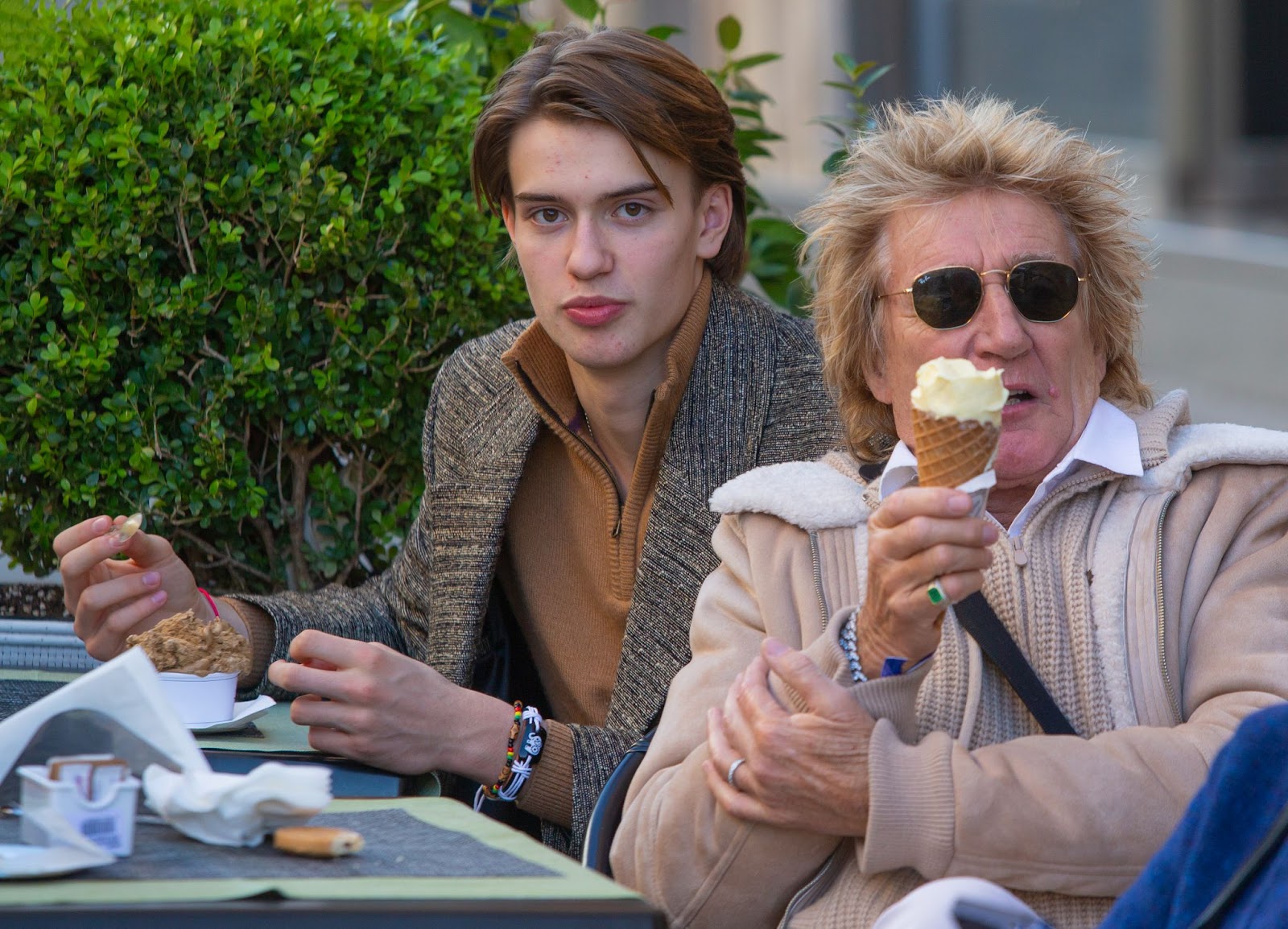 Alastair y Rod Stewart fotografiados el 29 de noviembre de 2023, en Roma, Italia | Fuente: Getty Images