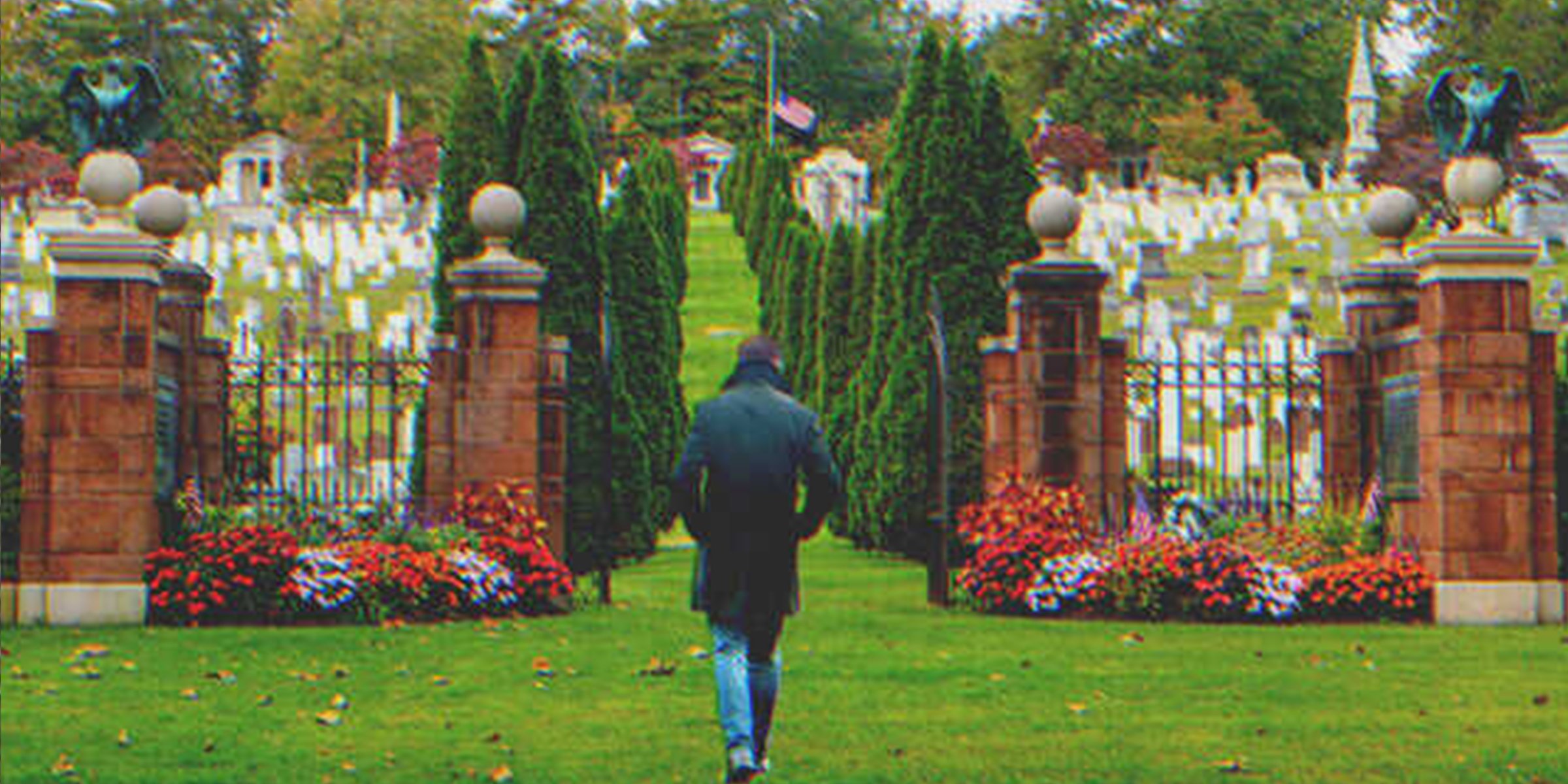 Un hombre entrando a un cementerio | Foto: Shutterstock