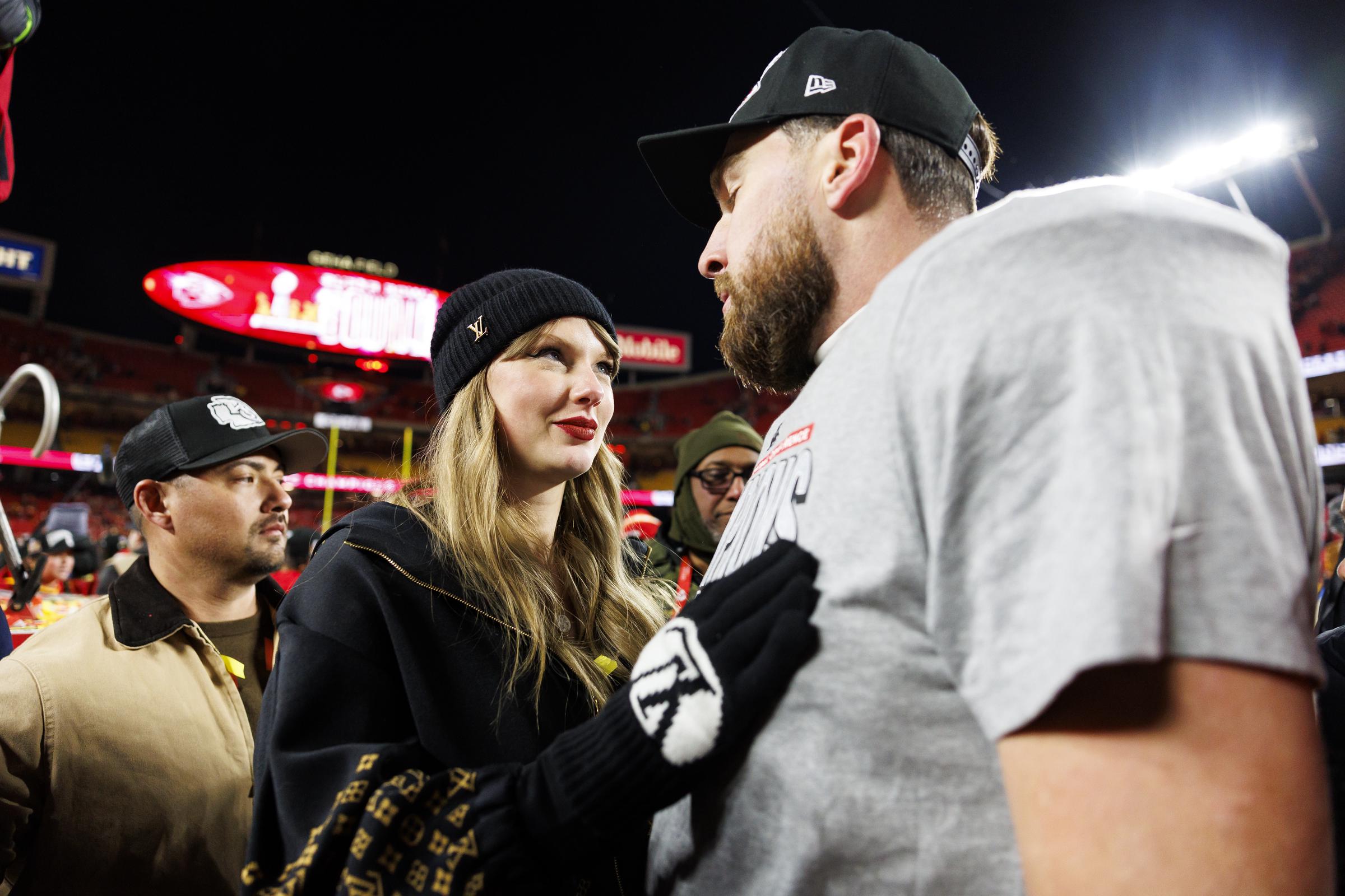 Travis Kelce celebra con Taylor Swift tras el partido de fútbol americano del Campeonato de la AFC contra los Buffalo Bills el 26 de enero de 2025 | Fuente: Getty Images