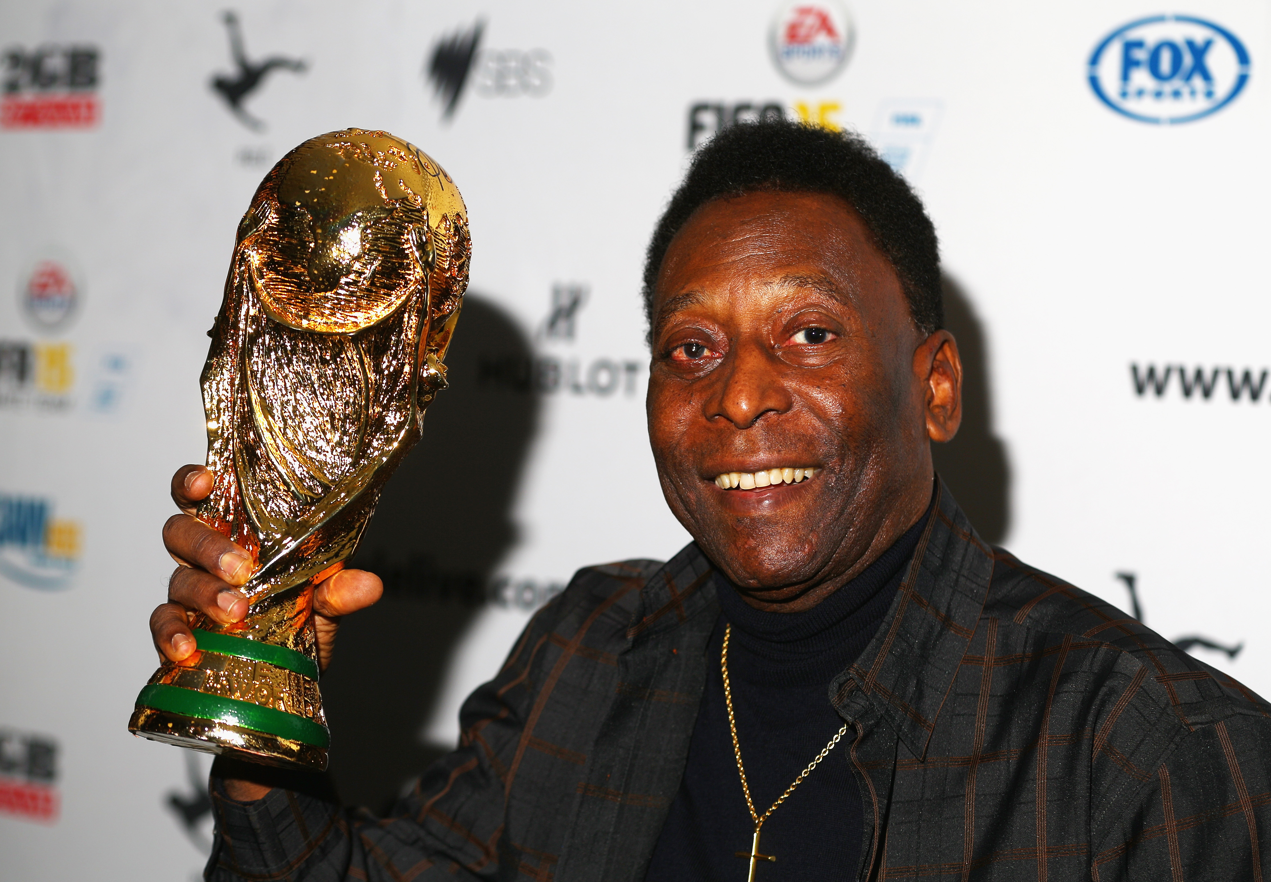 Pelé sostiene una réplica del trofeo de la Copa del Mundo durante una rueda de prensa en The Peninsula el 26 de marzo de 2015 en Melbourne, Australia. | Fuente: Getty Images