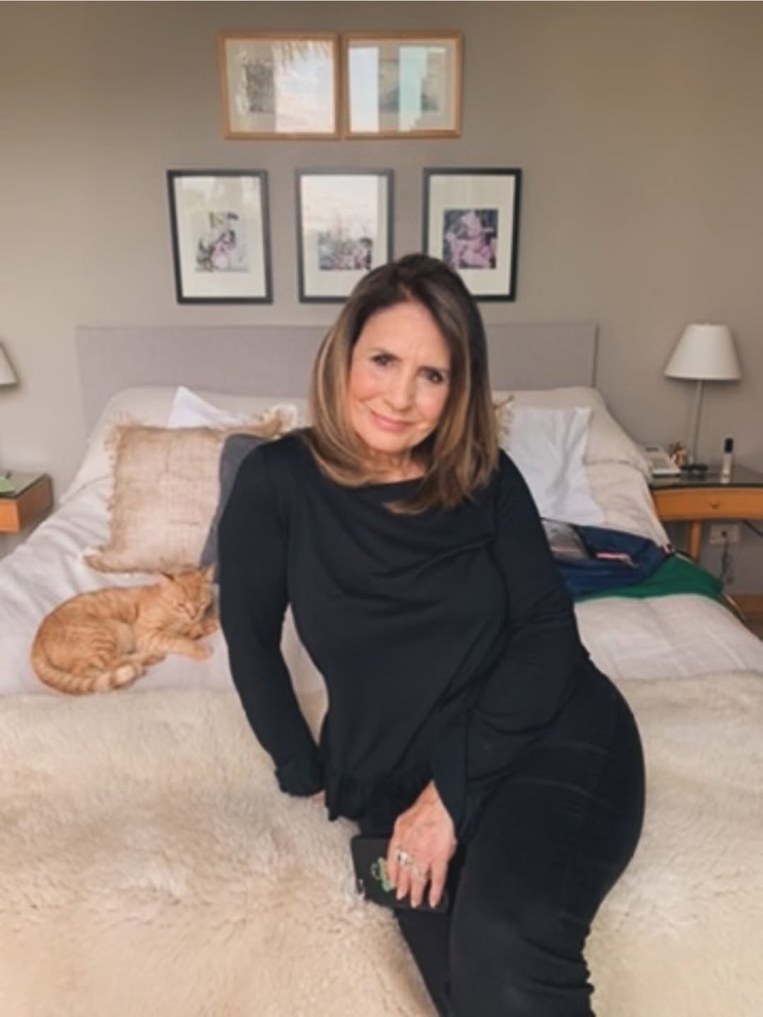 Yuli Laterra, madre de Flavia Palmiero, posando sentada en una cama | Fuente: Instagram/flapalmiero