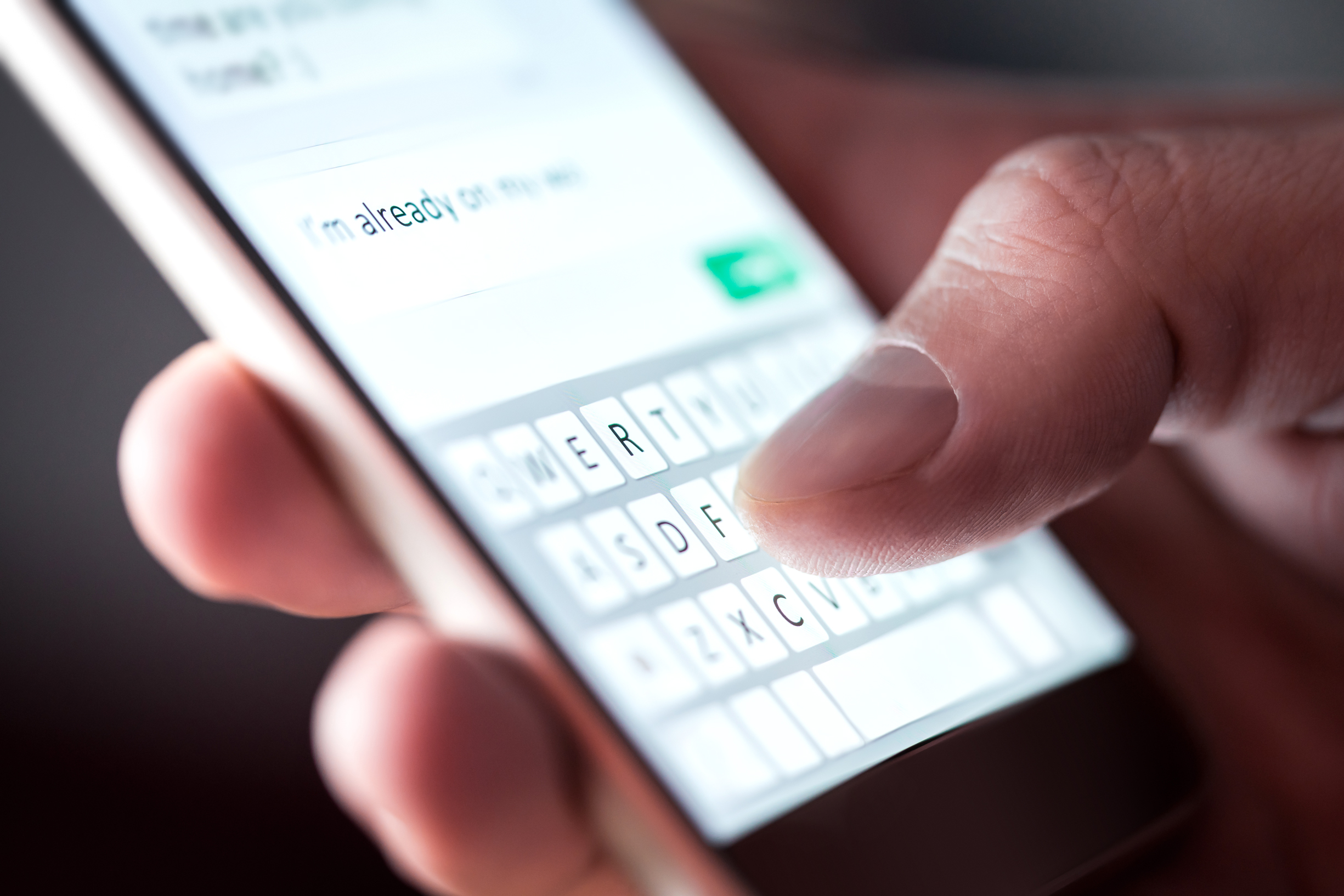 Una persona sostiene un teléfono y envía mensajes de texto | Fuente: Shutterstock