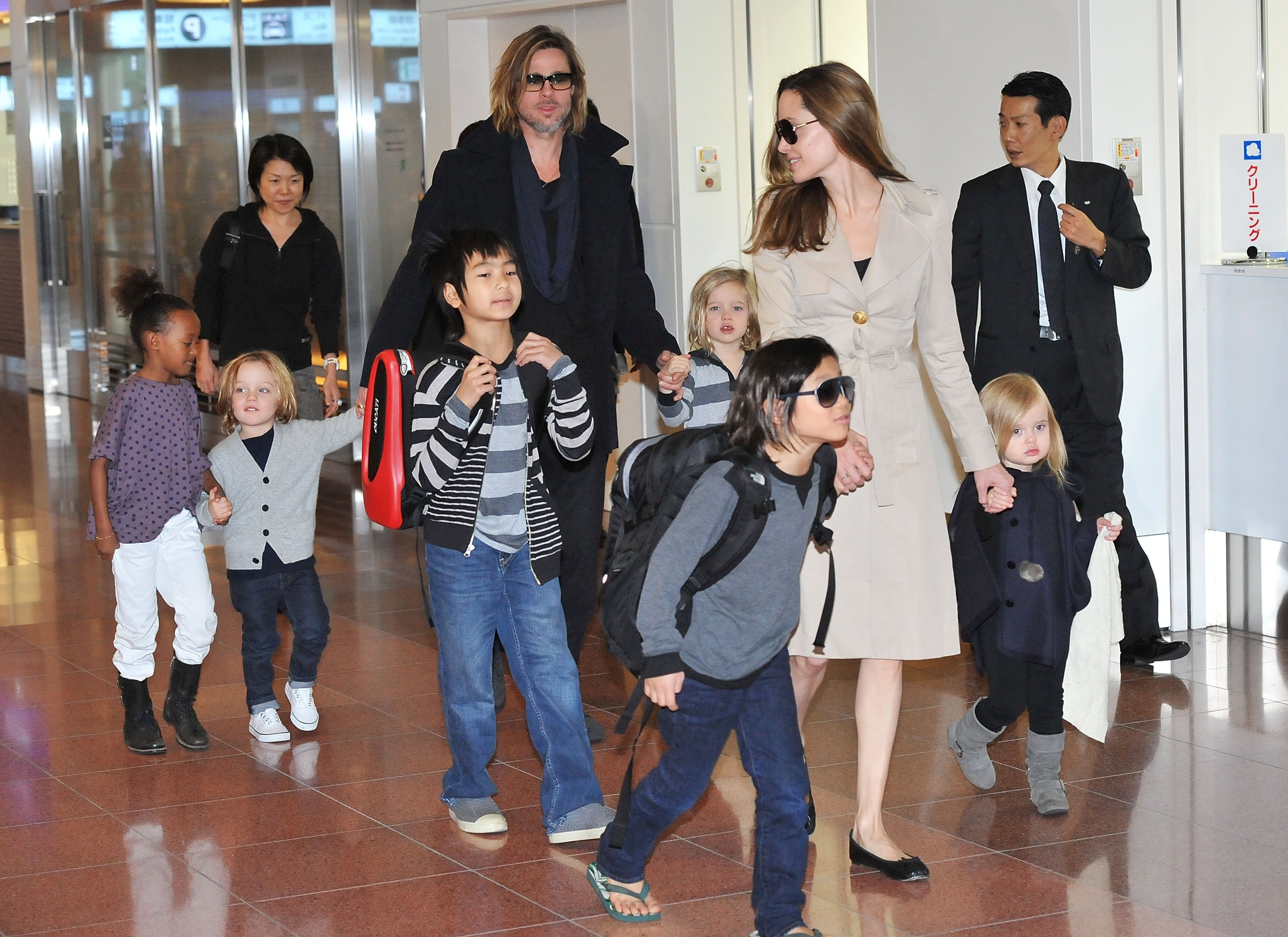 Angelina Jolie y Brad Pitt con sus seis hijos en Tokio, Japón. | Foto: Getty Images