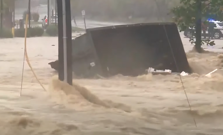 Un contenedor de basura flotando en el agua, como se ve en un vídeo del 3 de octubre de 2024 | Fuente: YouTube/Global News